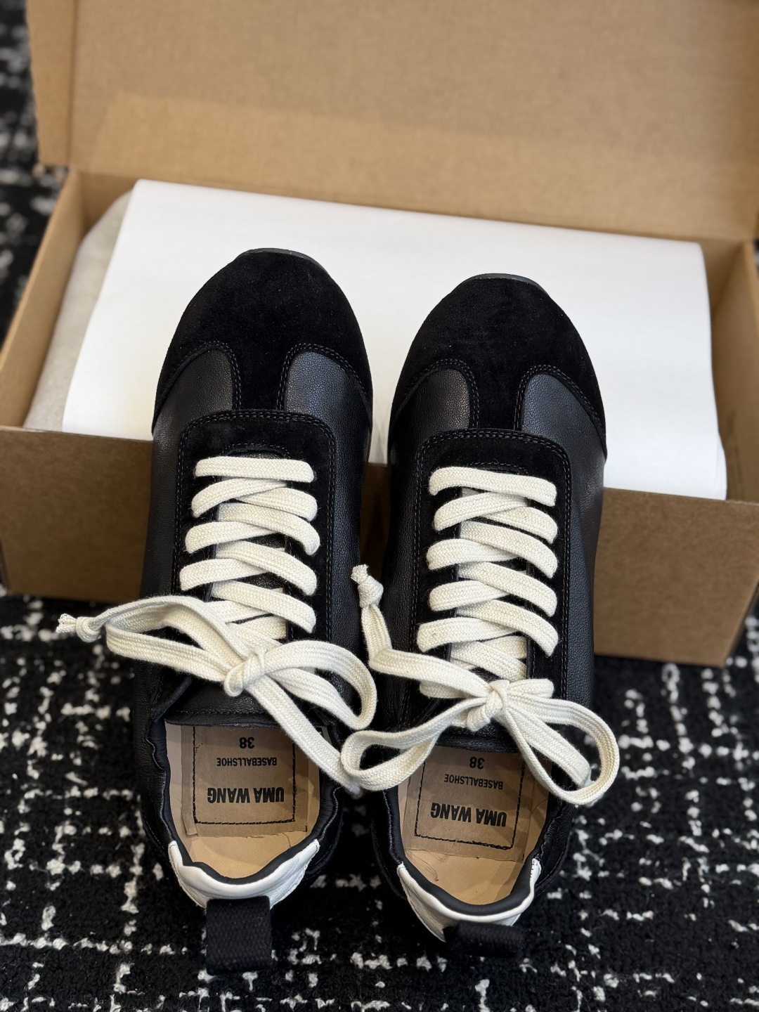 Alexander Wang UMAWANG首次推出的系带德训鞋，快艾特你家的那位一起穿起来秀恩爱吧