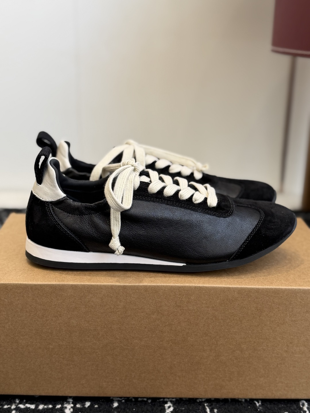 Alexander Wang UMAWANG首次推出的系带德训鞋，快艾特你家的那位一起穿起来秀恩爱吧