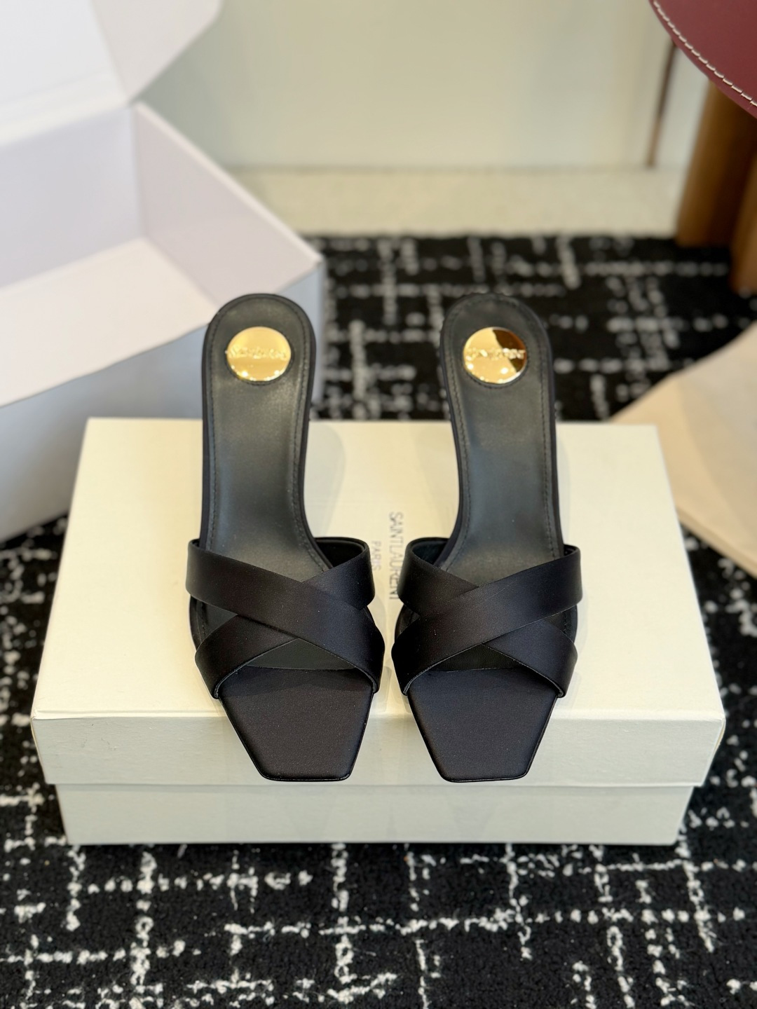 NO:723579,Purchasing agent level SAINT LAUREN* 26 early spring OPYUM series satin high heels and half drag OPYUM series unlocks the early spring style of 26 with a new attitude. It selects luxurious silk satin fabrics. The silky texture is as delicate as butter and has a pearl-like luster. Every step reflects the high-end texture. Say goodbye to dullness and show agility. The iconic brand letter heel is the soul of the design. The neat metallic texture and unique shape are highly recognizable.  Integrate brand genes into details and bring your own aura when walking. Both artistic and practical. Heel height 7.5cm, size 35-42 (40 41 42 customized, non-returnable), high heels and slippers, saint laurent, high heels, slippers, real silk, silk fabric19860909代购级 SAINT LAUREN* 26 早春OPYUM系列缎面高跟半拖 OPYUM系列以全新姿态解锁26早春格调 甄选奢享真丝绸缎面料 丝滑肌理如奶油般细腻 自带珍珠般莹润光泽 每一次迈步都折射出高级质感 告别沉闷尽显灵动 标志性品牌字母鞋跟是设计灵魂 利落金属质感与别致造型辨识度拉满 将品牌基因融入细节 行走间自带气场 兼具艺术感与实用性 跟高7.5cm size35-42（40 41 42订做不退换）,高跟鞋拖鞋,saint laurent,high heels,slippers,real silk,silk fabric,Women's Shoes