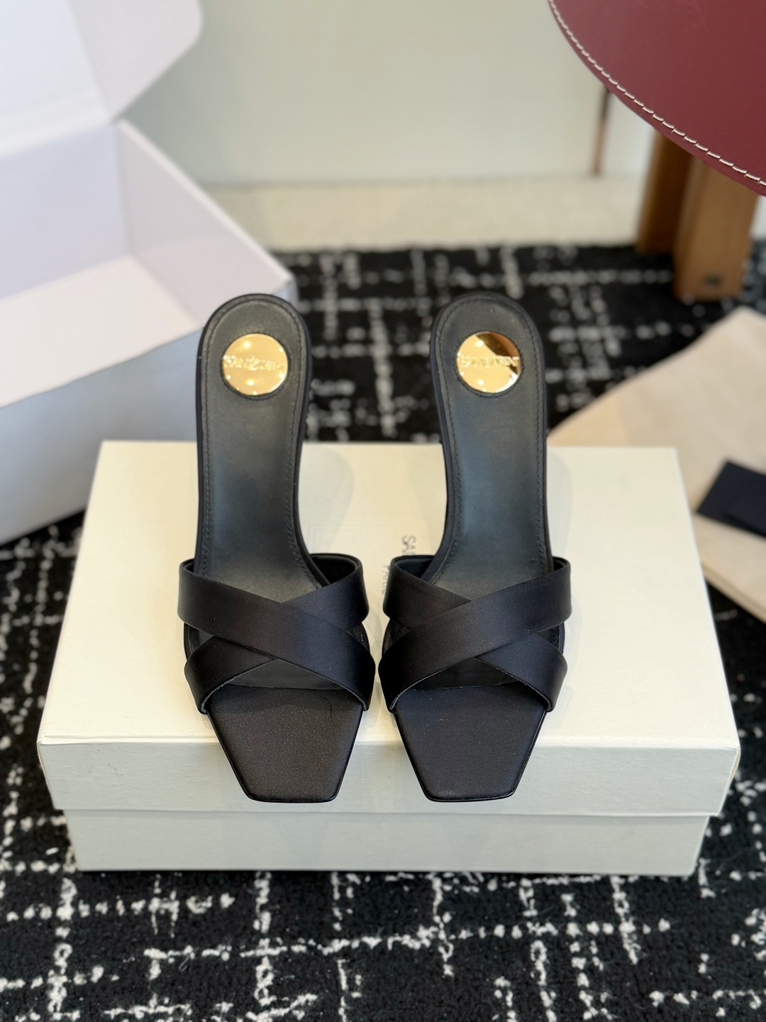 NO:723584,Purchasing agent level SAINT LAUREN* 26 early spring OPYUM series satin high heels and half drag OPYUM series unlocks the early spring style of 26 with a new attitude. It selects luxurious silk satin fabrics. The silky texture is as delicate as butter and has a pearl-like luster. Every step reflects the high-end texture. Say goodbye to dullness and show agility. The iconic brand letter heel is the soul of the design. The neat metallic texture and unique shape are highly recognizable.  Integrate brand genes into details. Walk with your own aura. Both artistic and practical. Heel height 8.5cm, size 35-42 (40 41 42 customized, non-returnable), high heels and slippers, saint laurent, high heels, slippers, real silk, silk fabric19860909代购级 SAINT LAUREN* 26 早春OPYUM系列缎面高跟半拖 OPYUM系列以全新姿态解锁26早春格调 甄选奢享真丝绸缎面料 丝滑肌理如奶油般细腻 自带珍珠般莹润光泽 每一次迈步都折射出高级质感 告别沉闷尽显灵动 标志性品牌字母鞋跟是设计灵魂 利落金属质感与别致造型辨识度拉满 将品牌基因融入细节 行走间自带气场 兼具艺术感与实用性 跟高8.5cm size35-42（40 41 42订做不退换）,高跟鞋拖鞋,saint laurent,high heels,slippers,real silk,silk fabric,Women's Shoes