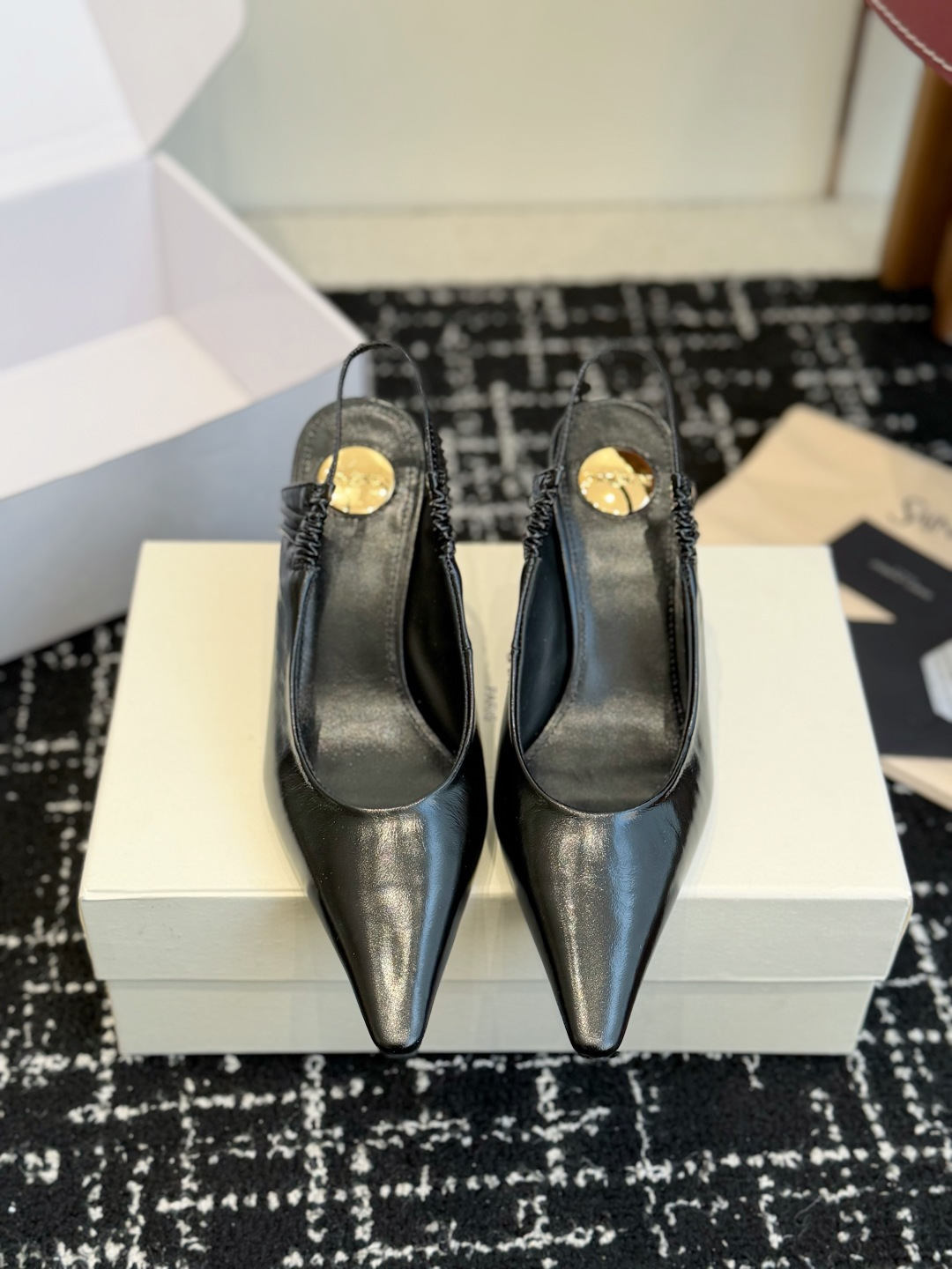 NO:723567,Purchasing agent level (official website sync box packaging) YSL Saint Laurent SAINT LAURENT 26 new sandals Saint Laurent spring and summer new Melody stiletto heel small square toe sandals It's hard not to love these... I really like them!  Sisters who know something can compare. Upper calf leather foot pad sheepskin Italian genuine leather outsole heel height 7.5cm Size35-41 (40 41 customization is not returnable), high heels and sandals, saint laurent, saint laurent, saint laurent, sandals, high heels, cowhide, sheepskin, Leather soles19860909代购级（官网同步盒包装） YSL 圣罗兰 SAINT LAURENT 26新款凉鞋 圣罗兰春夏新款 Melody 细跟 小方头 凉鞋 很难不爱这款啊... 真的炒鸡喜欢！ 懂货的姐妹可以 对比噢. 鞋面 小牛皮 垫脚 羊皮 意大利真皮大底 跟高7.5cm Size35-41（40 41 定制不退换）,高跟鞋凉鞋,saint laurent,saint laurent,saint laurent,sandals,high heels,cowhide,sheepskin,Leather soles,Women's Shoes