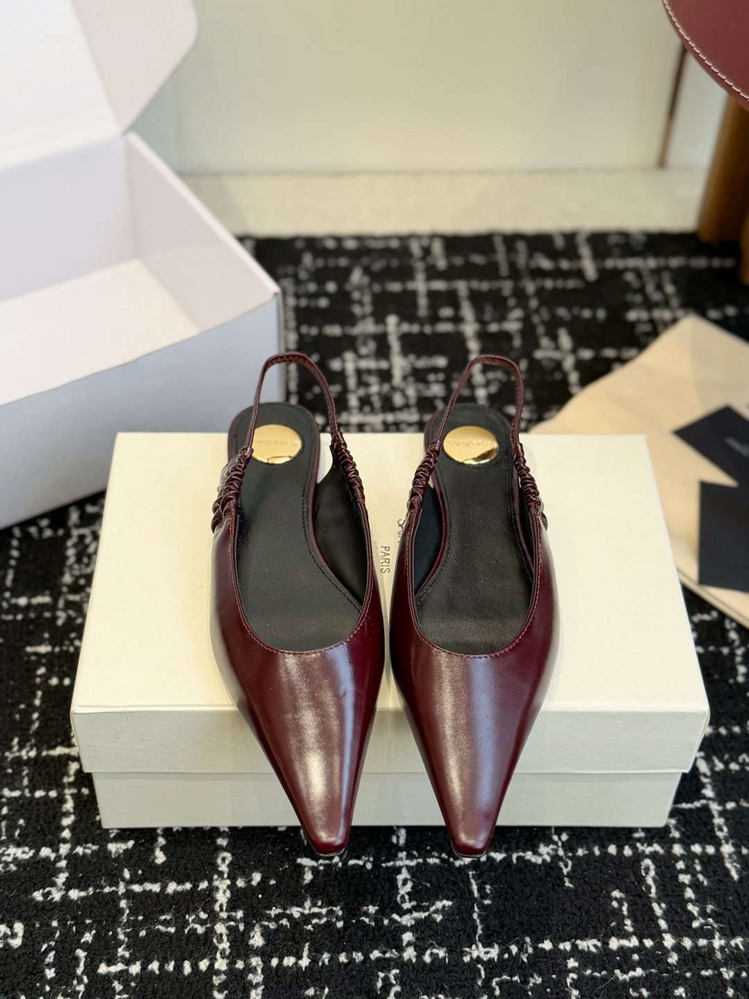 NO:723573,Purchasing agent level (official website sync box packaging) YSL Saint Laurent SAINT LAURENT 26 new sandals Saint Laurent spring and summer new Melody stiletto heel small square toe sandals It's hard not to love these... I really like them!  Sisters who know something can compare. Upper calfskin, foot pads, sheepskin, Italian genuine leather outsole, high heels, flat soles, Size35-41 (40 41 customized, non-refundable), high heels and sandals, saint laurent, saint laurent, saint laurent, sandals, high heels, cowhide, sheepskin, Leather soles19860909代购级（官网同步盒包装） YSL 圣罗兰 SAINT LAURENT 26新款凉鞋 圣罗兰春夏新款 Melody 细跟 小方头 凉鞋 很难不爱这款啊... 真的炒鸡喜欢！ 懂货的姐妹可以 对比噢. 鞋面 小牛皮 垫脚 羊皮 意大利真皮大底 跟高平底 Size35-41（40 41 定制不退换）,高跟鞋凉鞋,saint laurent,saint laurent,saint laurent,sandals,high heels,cowhide,sheepskin,Leather soles,Women's Shoes