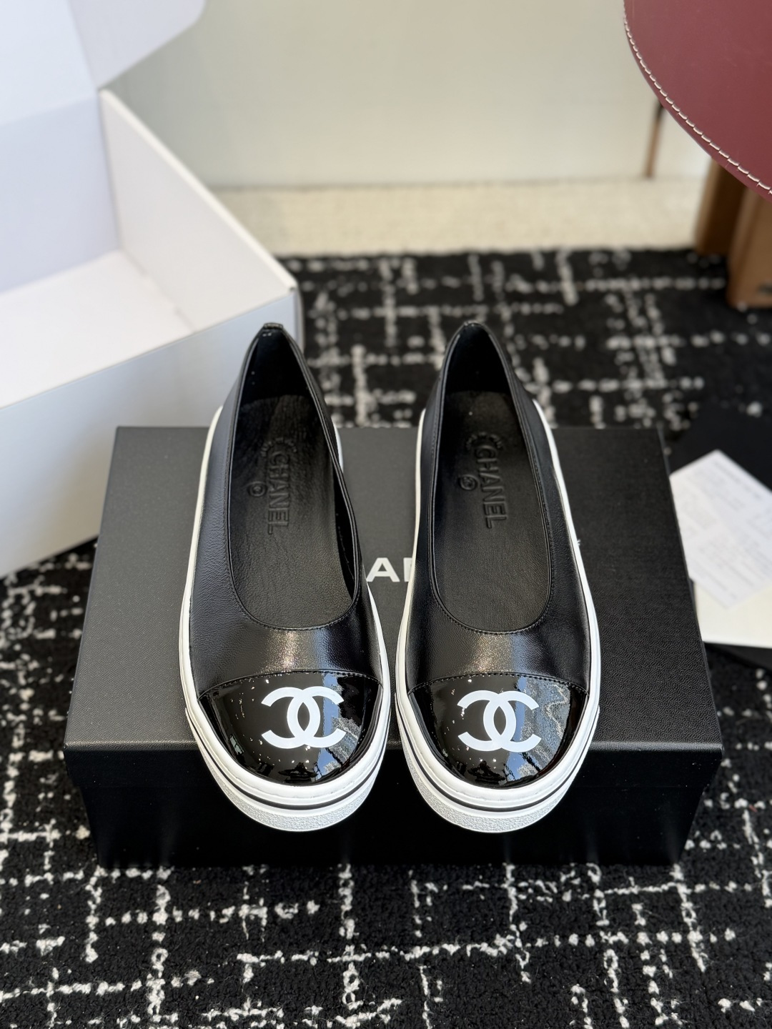 NO:723563,Purchasing agent level (official website synchronized box packaging) CHANEL Chanel 26ss spring and summer show style Mary Jane casual shoes, I was attracted by it at first sight, and can be freely styled according to the weather changes!  Put on socks to instantly transform into cute shoes for spring and summer!  Transform into a magical princess in seconds. The upper is made of original imported sheepskin. The lining is silk sheepskin. The foot feels super comfortable. The leather is very soft and skin-friendly. Original open-molded rubber outsole Size35-41 (40 41 customized), single shoes, chanel, chanel, mary jane, sheepskin19860909代购级（官网同步盒包装） CHANEL 香奈儿 26ss 春夏秀款 玛丽珍 休闲鞋 第一眼看上就被种草了根据天气变化自由穿搭！套上袜套春夏秒变可爱单鞋！秒变魔法公主 鞋面采用原版进口羊皮 内里踮脚丝绸羊皮 脚感超级舒服 皮料非常柔软亲肤 原版开模橡胶大底 Size35-41（40 41定制）,单鞋,chanel,chanel,mary jane,sheepskin,Women's Shoes