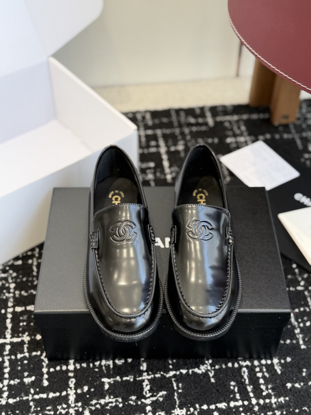 NO:723555,Purchasing agent level (official website sync box packaging) Chanel 26ss Xiaoxiang new loafers spring and summer must-have hot style goddess series, with the elegant and ladylike temperament of the Chanel family, super attractive, irresistible, heart-beating... Imported calfskin open edge beads on the upper Imported suede Original molded hardware logo Mixed sheepskin lining Outsole Italian genuine leather outsole Size #35-42 (40 41  42 (customized, non-refundable), loafers, chanel, chanel, loafers, cowhide, sheepskin, chamois leather, Leather soles19860909代购级（官网同步盒包装） Chanel 26ss 小香 新款 乐福鞋春夏香家必备爆款 女神系列,拥有香家特色优雅名媛气质,超级耐看,让人无法抗拒,心动ing…… 鞋面进口小牛皮开边珠 进口麂皮 原版开模五金logo 内里混种羊皮 大底意大利真皮大底 Size#35-42（40 41 42定做不退换）,乐福鞋,chanel,chanel,loafers,cowhide,sheepskin,chamois leather,Leather soles,Women's Shoes