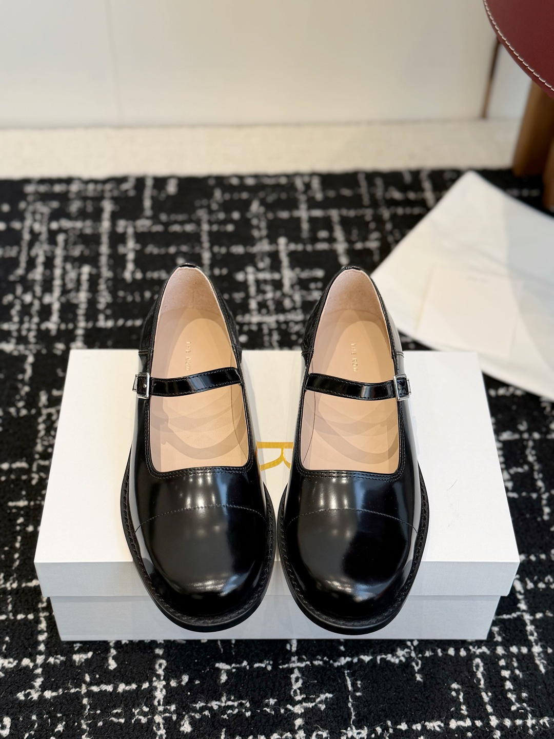 NO:723541,Purchasing agent of the row Mary Jane shoes, an extremely low-key and very high-end brand, it never needs to use exaggerated logos to show itself, only the simplest lines and the most advanced materials to tell everyone about my uniqueness. It always has the magic power to give women an independent and confident temperament. This is the row. Today I give you a pair of their most amazing Mary Janes. Please close your eyes and get them. They are available in two colors. I fell in love with these shoes at the first sight. They have a retro flavor and they look great with any combination!  All the major internet celebrity bloggers are wearing it. The whole shoe is very soft and easy to wear without rubbing your feet. It is simple and versatile~  Continuing the consistent minimalist style, the entire shoe is made of leather inside and outside, making the shoe body extremely light and close to the skin. The whole pair of shoes looks simple but the craftsmanship is difficult. It is made of all-leather craftsmanship and is made by master craftsmen. It is made of super waste materials. It is comfortable and soft to wear on the bare feet and is close to the skin. Don't worry about the foot feel at all. It is necessary to wear it well. It has an on-foot experience without wearing it. It is a style that you don't want to take off when you put it on. If you have high requirements for foot feel, you can close your eyes and enter it!  Italian pure original open-edge beaded cowhide leather upper is very textured, imported goatskin is super delicate, real Italian leather sole has clear pores, injection molded Tpu heel is wear-resistant and durable Size 35-41 (40 41 custom-made, non-returnable), single shoes, mary jane, cowhide, sheepskin19860909代购级 the row玛丽珍单鞋, 一个极其低调且又非常高级的品牌,从来不需要用浮夸的logo来彰显自己,只有最简约的线条和最高级的材质 来告诉大家 我的独特之处,永远都有种赋予女性独立而自信气质的魔力,这就是the row,今天给你们一双他们最绝的玛丽珍,请闭眼入手,两色开卖 第一眼看到这个鞋子就爱上了,带点复古味随意搭配都好看！各大网红博主都在穿它,整个鞋子非常柔软,好穿不磨脚.简约百搭款～ 延续了一贯极简风格,里外全皮使得鞋身极其轻便贴肤,整双鞋子看似简单其实工艺很难,采用全皮手工工艺,老师傅制作,超级废料,上脚裸穿舒适柔软亲肤,脚感方面完全不可担心,好穿是必须的,穿若无穿的上脚体验,穿上就不想脱的款,对脚感要求高的闭眼入 它！ 意大利纯原开边珠牛皮鞋面非常质感,进口山羊皮超级细腻,真正意大利皮底毛孔清晰,注塑Tpu后跟耐磨耐穿 Size35-41（40 41订做不退换）,单鞋,mary jane,cowhide,sheepskin,Women's Shoes