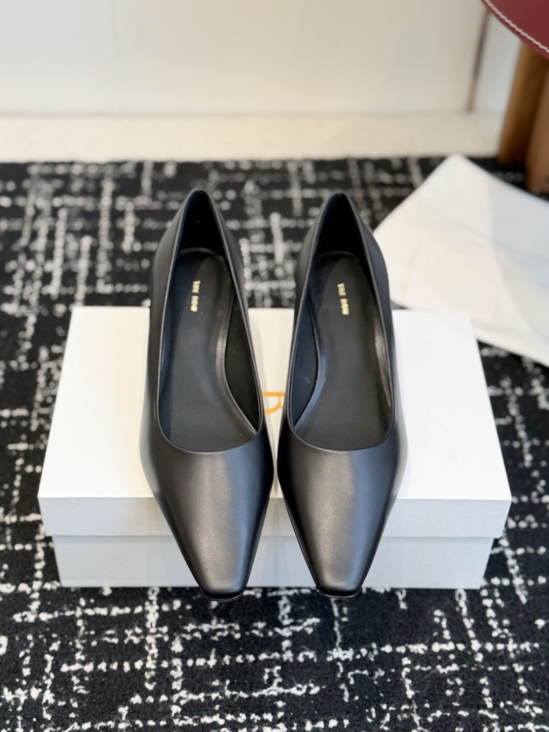 NO:723546,Dongguan purchasing agent TheRow2026 spring and summer new mitty retro elegant cat heels, the highest version on the market, welcome to compare! ! The reason why TheRow's shoes are expensive is that they perfectly combine 'good-looking' and 'easy-to-wear'. The shoe last design is very good and can modify the foot shape very well. It fully demonstrates the elegance and makes no noise once you wear it! ! Modify the leg line. Its design is very clean and neat, without unnecessary decoration. This minimalist style means that it can match almost any clothes in your wardrobe, and it is the kind of classic style that 'will never go out of style after being worn for ten years'. The shoe last has been carefully carved many times. The lines on both sides of the toe are slightly concave and smooth, forming a slightly flat duckbill-shaped toe. The visual effect is a natural shrinkage. The front is ultra-narrow and slim, with a precise control of low-key and high-end sense. The upper is made of original tire calfskin fabric, which is soft and tough. The natural and delicate pore distribution retains the precious tread texture. It not only feels delicate, but also has good anti-wear properties. At the same time, its high-end feel does not require hard dents, it is something that everyone comes with! It is durable and does not break out. The leather quality of this pair of shoes is enough to instantly beat 90% of similar products on the market. The 5cm heel height can be said to be the golden height that takes into account both the heightening effect and daily comfort. It is not as obvious as 3cm, and it is not as easy to tire or sprain as 7cm or above. This height allows you to visually lengthen nearly 5cm without sacrificing the stability of walking. At the same time, it integrates the instep and calf. A very natural transition, allowing the calf to be extended and the proportion of the calf to be instantly elongated! ! ! The soles are made of imported genuine leather outsole and TPU injected into the forefoot. It is a rare pair of good shoes. It uses the same raw materials and craftsmanship as the big-name brands. It has outstanding texture, no odor, exquisite and high-end, and this pair of shoes will definitely not conflict with any pair in your shoe cabinet! (Be careful not to step directly on the ground when trying it on) Fabric Imported calfskin/high mercerized cow suede Grain mixed sheepskin lining Outsole Italian genuine leather outsole TPU injection on the forefoot Heel height 5CM Size35-41 (40 41 customized non-refundable), single shoes, cowhide, sheepskin, gold, Leather soles19860909东莞代购级 TheRow2026春夏新款mitty复古优雅猫跟鞋 市面最高版本 欢迎对比 ！！TheRow的鞋子之所以贵, 正是因为它将“好看”和“好穿”完美地结合在了一起 鞋楦设计非常出色,能很好地修饰脚型. 将优雅气质展现得淋漓尽致 一穿一个不吱声！！修饰腿型线条 它的设计非常干净利落,没有多余的装饰. 这种极简风格意味着它几乎可以搭配你衣柜里的任何衣服, 是那种“穿十年都不会过时”的经典款. 鞋楦经多次细致雕琢 鞋头两侧线条微凹流畅塑形呈现微扁鸭嘴形鞋头 视觉形成自然收缩的效果 正面超窄显瘦,精准把控低调高級感利落干练 鞋面采用原版胎小牛皮面料制作,柔软而富有韧性, 天然细腻毛孔分布,保留珍贵胎纹纹理 不仅手感细腻,更具备良好的抗磨损特性. 同时它的高级感真的不用硬凹,是人家自带的！ 经久耐穿不爆皮,这双鞋的皮质品质, 足以秒杀市面上90的同类市场货 5cm的跟高,可以说是兼顾了增高效果和日常舒适度的黄金高度. 它不像3cm那样提升不明显, 也不像7cm以上那样容易走累或扭伤. 这个高度能让你在视觉上拉长近5cm, 但又不会牺牲掉走路的稳定性, 同时将脚背和小腿融为一体, 非常自然的过渡,让小腿得到延伸, 小腿比例瞬间拉长！！！ 鞋底采用进口真皮大底前掌tpu射出 属实不可多得的一双好鞋, 同一线大牌并肩的原料和工艺,质感出众, 无臭味,精致又高档, 而且这双鞋肯定不会跟你鞋柜里任何一双撞款！(试穿注意不要直接踩地上) 面料进口胎小牛皮/高丝光牛反绒 内里粒面混种羊皮 大底意大利真皮大底前掌tpu射出 跟高5CM Size35-41（40 41订做不退换）,单鞋,cowhide,sheepskin,gold,Leather soles,Women's Shoes