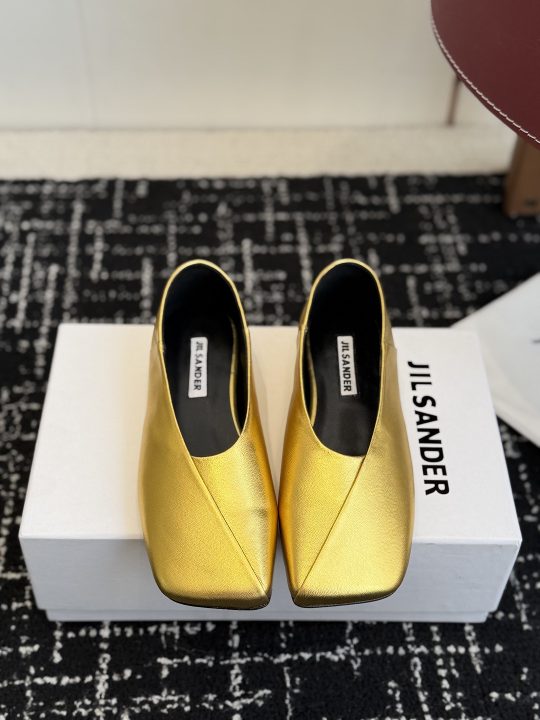 NO:723551,Purchasing agent grade JILSANDER 26ss new spring and summer square-toe Mary Jane shoes, authentic purchase, perfect reproduction of one-to-one method, classic line design, a versatile summer item. Loved by Internet celebrity bloggers and ladies, various praises on social platforms, super popular, high texture, breathable and super comfortable. Upper, imported lambskin, lining sheepskin, leather outsole, Size 35-41 (40)  41 Custom-made (non-refundable), single shoes, jil sander, mary jane, sheepskin, Leather soles19860909代购级 JILSANDER 26ss 春夏新品 方头玛丽珍 单鞋 正品购入 完美复刻一比一做法、经典的线条设计、炒鸡百搭的一款夏季单品 网红博主小姐姐们的挚爱,社交平台的各种夸赞,人气超高质感透气超级舒适 鞋面 进口小羊皮 内里羊皮 大底真皮大底 Size35-41（40 41订做不退换）,单鞋,jil sander,mary jane,sheepskin,Leather soles,Women's Shoes