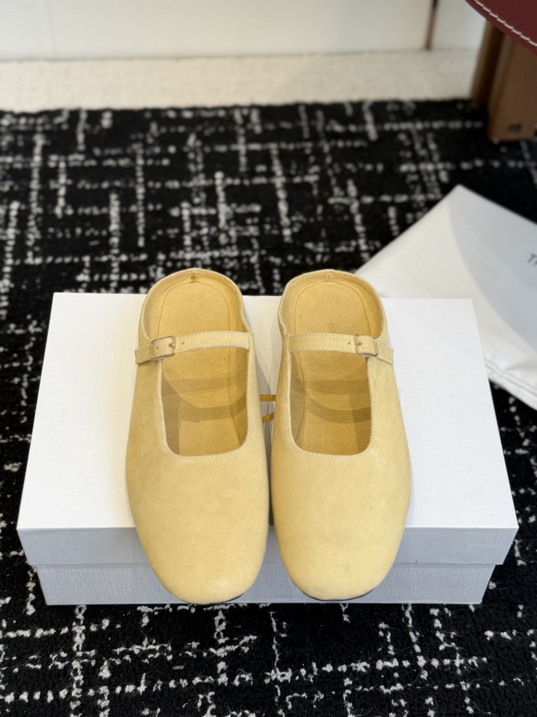 NO:723531,Purchasing agent level The Row 26ss new spring and summer half slippers. This is a brand that uses the best materials to make minimalist style. The very careful craftsmanship has gained a large number of fans. It is light, comfortable, not heavy, soft and comfortable!  A classic commuting half-drag ~ The seemingly simple craftsmanship is not simple at all. The upper is hand-sewn with pleats, full and three-dimensional, not too much, not too little, just right. It is very comfortable to look at. The naturally generated texture of the whole pair of shoes is natural and three-dimensional, round and loose, and the key is very light. It is a pleasure to wear on the feet. It looks good with any clothes!  The pleated production process of the toe box makes the whole pair of shoes full of visual effects. The sheepskin material has a soft and delicate texture, and the foot feels very comfortable. The overall design is smart, delicate and comfortable, and the style is versatile. It can be easily matched with trousers, jeans and dresses. It is full of literary style, comfortable and easy to walk. It can be worn all year round... Customized imported suede upper, imported full-grain mixed sheepskin lining, non-slip rubber outsole Size 35-40 (40  Custom-made (non-refundable), semi-trailers, slippers, skirts, jeans, sheepskin, chamois leather19860909代购级 The Row 26ss 春夏新款 半拖 拖鞋 这是一个用最好的材质来制作极简风的品牌,非常用心的工艺收获了一大波粉丝,轻盈自在不厚重,柔软舒适！ 经典通勤的半拖～看似简约工艺确一点也不简单,鞋面手工缝制褶皱,饱满立体,不多不少刚刚好,视觉及其舒服,整双鞋子天然生成的纹理自然而又立体,圆润宽松,关键很轻,上脚是享受,搭配任何衣服都好看！ 鞋头褶皱制作工艺让整双鞋视觉效果拉满,羊皮材质质感柔韧细腻,脚感非常舒适,整体设计干练秀气又舒适款式百搭,西裤牛仔裤连衣裙轻松搭配,文艺范十足,舒适好走,一年四季都可以穿的款… 鞋面定制进口麂皮 内里进口全粒混种羊皮 鞋底防滑橡胶大底 Size35-40（40 订做不退换）,半拖,slippers,skirts,jeans,sheepskin,chamois leather,Women's Shoes