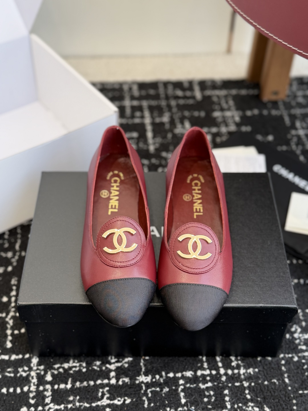 NO:723527,Purchasing agent level (official website sync box packaging) Chanel 26ss spring and summer series Mary Jane ballet shoes Very popular large double C design hand stitching is very time-consuming and labor-intensive Unique outsole double spelling method Rose red sole stickers let you inadvertently reveal highlights The outsole stitching will never take off  41 Custom-made (non-refundable), single shoes, chanel, mary jane, sheepskin, Leather soles19860909代购级（官网同步盒包装） Chanel 26ss 春夏系列 玛丽珍 芭蕾舞鞋 非常火的大双C设计手工车线非常耗时耗力 独特大底双拼做法 玫红色底贴让你不经意露出亮点大底车线永不脱底牢固永久复古就是经典浓郁C味永久流传 面料进口混种小羊皮 内里小山羊皮 大底意大利真皮大底 Size#35-41（40 41订做不退换）,单鞋,chanel,mary jane,sheepskin,Leather soles,Women's Shoes