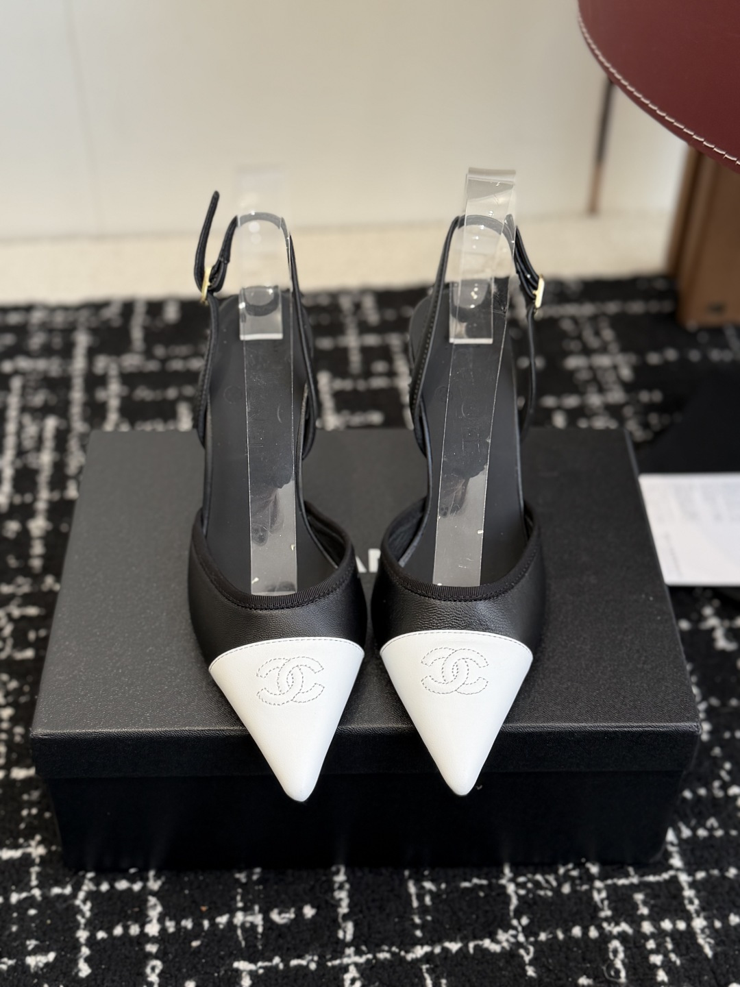 NO:723525,Purchasing agent grade 26ss new spring and summer Chanel small fragrant pointed toe, high heels, sandals and single shoes. This season's most popular Mary Jane, every issue of Mary Jane is sold out. It must be the top of the wardrobe this year. It is versatile and super slim. I really love it. Sisters must buy it!  Imported sheepskin upper, sheepskin lining for foot pads, Italian genuine leather outsole, heel height 8.5cm, Size 35-42 (40 41 42 customized, non-refundable), high-heeled sandals, chanel, sandals, mary jane, high heels, sheepskin, Leather soles19860909代购级 26ss 春夏新款Chanel小香尖头 高跟 凉鞋 单鞋 本季最仙玛丽珍大爆款,每一期玛丽珍都被抢光,今年衣橱的Top肯定属它了,上脚百搭超显瘦,真的超级爱了,姐妹们一定要买它！ 鞋面进口羊皮 内里垫脚羊皮内里 鞋底意大利真皮大底 跟高8.5cm Size35-42（40 41 42订做不退换）,高跟鞋凉鞋,chanel,sandals,mary jane,high heels,sheepskin,Leather soles,Women's Shoes