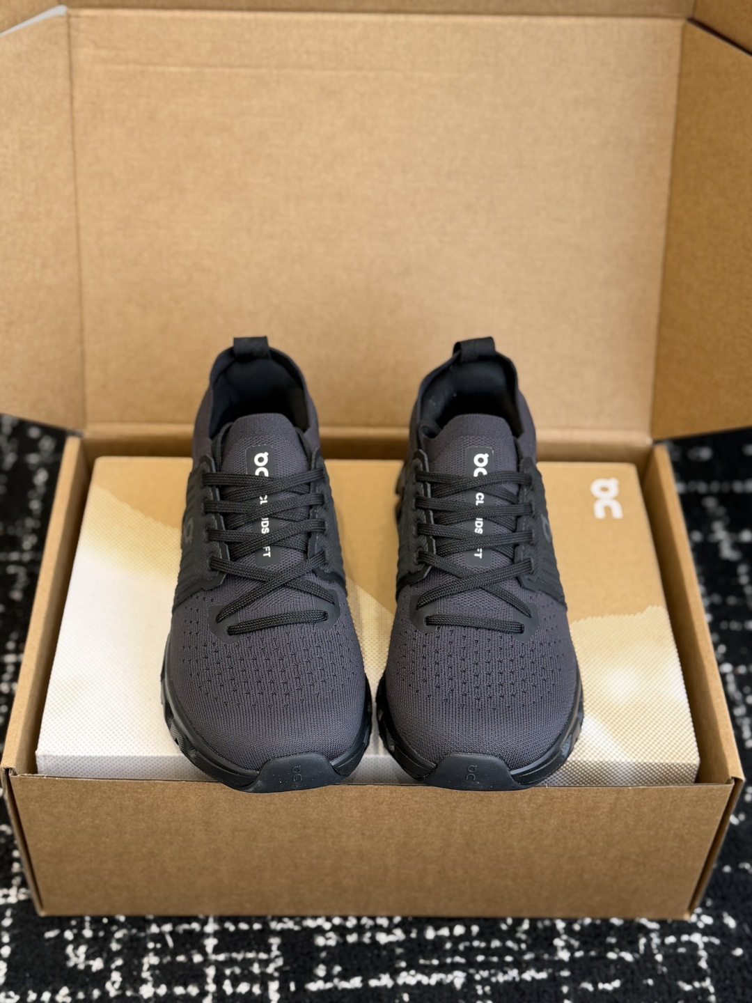 NO:724199,Purchasing agent grade, pure original version produced in Guangdong, On Cloudswifr 4th generation, comfortable and breathable, non-slip and wear-resistant, casual sports running shoes!   The Cloudswifr 4th Generation features a secure bootie sock construction for easy entry and a more secure design with a new upgrade, a one-piece woven upper designed to promote air circulation, perforations in the toe area for improved breathability and comfort, and a dual-density midsole topped with soft Helion Superfoam  Made of foam, it brings a cushioning and powerful stepping experience, while the bottom is equipped with high-density foam, which is designed to bring a comfortable rebound feel and excellent performance. It is suitable for urban leisure sports, various scenes and fitness venues, and presents a more perfect modern appearance design style!  Size36 36.5 37 38 38.5 39 40 40.5 41 42 42.5 43 44 44.5 45 46,casual shoes/sports shoes,stuart weitzman,boots,sneakers19860909代购级 莞产纯原版本 On 昂跑 Cloudswifr 4 代 舒适透气 防滑耐磨 休闲运动 跑步鞋！  该款 Cloudswifr 4 代 采用紧固的靴式袜套结构,轻松穿入更加稳固的设计全新升级,一体式编织鞋面,旨在促进空气流通,鞋头部位具有孔眼,提升透气性和舒适性,双密度中底顶层采用柔软的 Helion Superfoam 泡棉制成,带来缓震而有力的迈步体验,而底部则搭载密度高的泡棉,旨在带来回弹脚感舒适,性能卓越,适合城市休闲运动,多种场景和健身场所,呈现出更加完美的现代外观设计风格！ Size36 36.5 37 38 38.5 39 40 40.5 41 42 42.5 43 44 44.5 45 46,休闲鞋/运动鞋,stuart weitzman,boots,sneakers,Women's Shoes