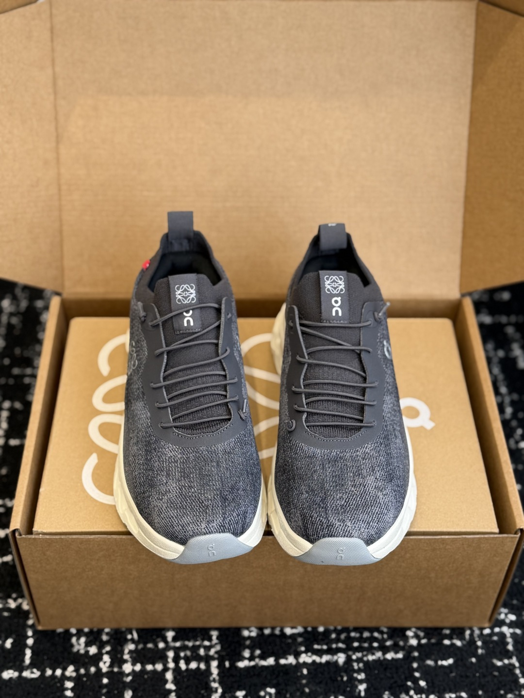 NO:724202,Purchasing agent level pure original LOEWE x On joint model Cloudtilt fashion trend comfortable and breathable life and leisure sports running shoes!  The shoe is made of recycled polyester fiber material and has excellent functional design. The upper is made of retro denim color-blocked breathable fabric with classic element design, especially the laces, which form a complete and quick donning and taking off process. The high-performance rubber sole is integrated with the new CloudTecR Phase midsole technology to provide excellent cushioning and comfort experience. It feels comfortable and soft on the ground. The two sides of the shoe are decorated with screen printing Anagram and On  The Angpa/logo embroidery pattern shows fashion and quality. The design style of this shoe is novel and unique. It feels loose, comfortable, breathable and versatile with fashion trends!  It can be easily controlled whether it is daily commuting or outdoor jogging!  Size36 36.5 37 38 38.5 39 40 40.5 41 42 42.5 43 44 44.5 45 46, casual shoes/sports shoes, loewe, loewe, sneakers19860909代购级 纯原版 LOEWE 罗意威 x On 昂跑 联名款 Cloudtilt 时尚潮流 舒适透气 生活休闲 运动跑鞋！ 该款鞋采用再生聚酯纤维材料制作而成卓越的功能设计,鞋面采用复古牛仔拼色透气面料搭配经典元素设计,特别是鞋带构成完整快速穿脱过程,高性能橡胶鞋底融入全新 CloudTecR Phase 中底技术,提供卓越的缓震效果和舒适体验,着地感受舒适柔软,鞋子两侧饰有丝网印刷 Anagram 和On 昂跑/标志刺绣图案,尽显时尚与品质,该款鞋的设计风格新颖独特的特点是脚感宽松舒适透气又百搭时尚潮流！无论是日常通勤还是户外慢跑都能轻松驾驭！ Size36 36.5 37 38 38.5 39 40 40.5 41 42 42.5 43 44 44.5 45 46,休闲鞋/运动鞋,loewe,loewe,sneakers,Women's Shoes