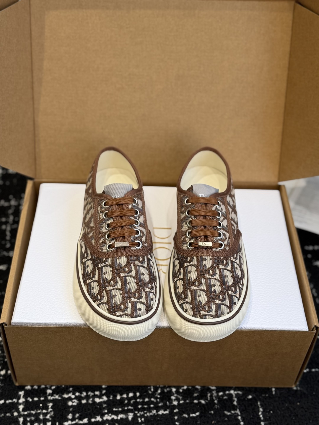 NO:724220,Purchase-level Dior Saltwind series, retro, presbyopia, canvas shoes, casual sneakers, sneakers. This Dior Saltwind sneaker designed by Jonathan Anderson is fashionable and chic, a new interpretation of the classic nautical style shoe. Decorated with Oblique print, embellished with white lace to enhance the style, with round toe and grosgrain topstitch details, unique, light and comfortable, it is Dior  A new classic item. It can be matched with all kinds of men's or women's styles, showing a fashionable and simple style. Fabric: Original customized high-density canvas material. Customized high-density canvas material inside. Original open-molded non-slip rubber sole material. Bottom thickness 3.5CM. Size: 35-40 (40 orders are not returnable), casual shoes/sports shoes, dior, dior, sneakers.19860909代购级 Dior迪奥 Saltwind 系列 复古 老花 帆布鞋 休闲 运动鞋 板鞋 这款乔纳森·安德森 (Jonathan Anderson) 设计的 Dior Saltwind 运动鞋时尚别致,全新演绎经典航海风鞋款.饰以 Oblique 印花,点缀以白色蕾丝提升格调,搭配圆形鞋头和罗缎缉面线细节,别具一格,款式轻盈舒适,是 Dior 的全新经典单品.可与各式男装或女装造型搭配,彰显时尚简约的风范 面料:原版定制高密度帆布材质 内里定制高密度帆布 鞋底原版开模防滑橡胶材质 底厚3.5CM Size : 35-40（40订做不退换）,休闲鞋/运动鞋,dior,dior,sneakers,Women's Shoes