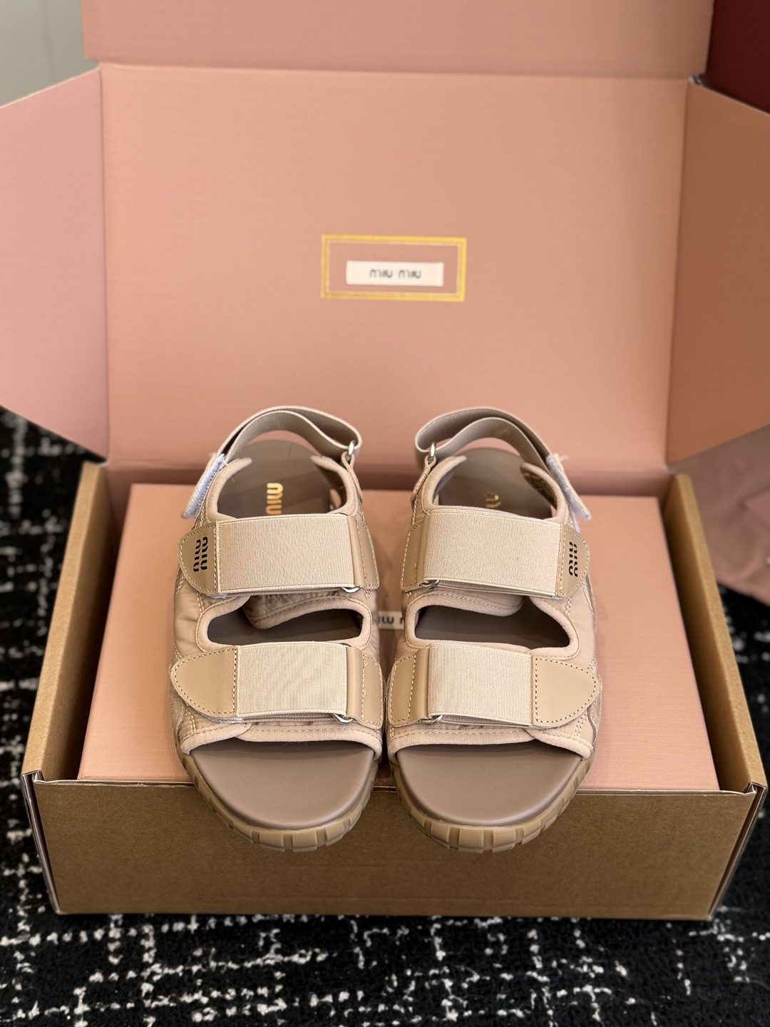NO:725475,Purchasing level (Official website sync box packaging) miumiu 26 early spring new technical fabric and suede calfskin tire sneakers Velcro style sandals The tire tread sole combines elegance and sport function. The dynamic, flexible and durable rubber sole reminds the pattern of tires. Made of high-tech fabric and suede calfskin, this sneaker reflects the bold characteristics of Miu Miu. Miu style is integrated into the simple lines of this tire sole canvas sneaker  The unique logo is decorated on the tongue and back of the shoe, embellishing the retro thick-soled design. It is bold, innovative and avant-garde, with multiple elements colliding to convey the modern style of simplicity and high-end. Match it casually and look good no matter how you wear it!  Fabric imported silk cloth spliced ​​calfskin, original breathable cloth lining, original wear-resistant tire pattern outsole Size 35-40 (40 custom made, non-refundable), sandals, miumiu, sandals, sneakers, cowhide19860909代购级（官网同步盒包装） miumiu 缪缪 26早春新品科技面料和绒 面小牛皮轮胎运动鞋 魔术贴款凉鞋 该轮胎纹底结合了优雅和运动功能.动态、柔韧且耐用的橡胶鞋底让人想起轮胎的图案.该款运动鞋采用高科技面料和绒面小牛皮制成,体现了Miu Miu 的大胆特色. miu风格融于此款轮胎底帆布运动鞋的简约线条 别致徽标饰于鞋舌与背后,点缀复古 厚底设计 大胆创新前卫,多元素对撞,传达现代风格简约高级 随意搭配,怎么穿都好看！ 面料进口丝绸布拼接小牛皮 内里原版透气布里 大底原版耐磨轮胎纹底 Size35-40（40订做不退换）,凉鞋,miumiu,sandals,sneakers,cowhide,Women's Shoes