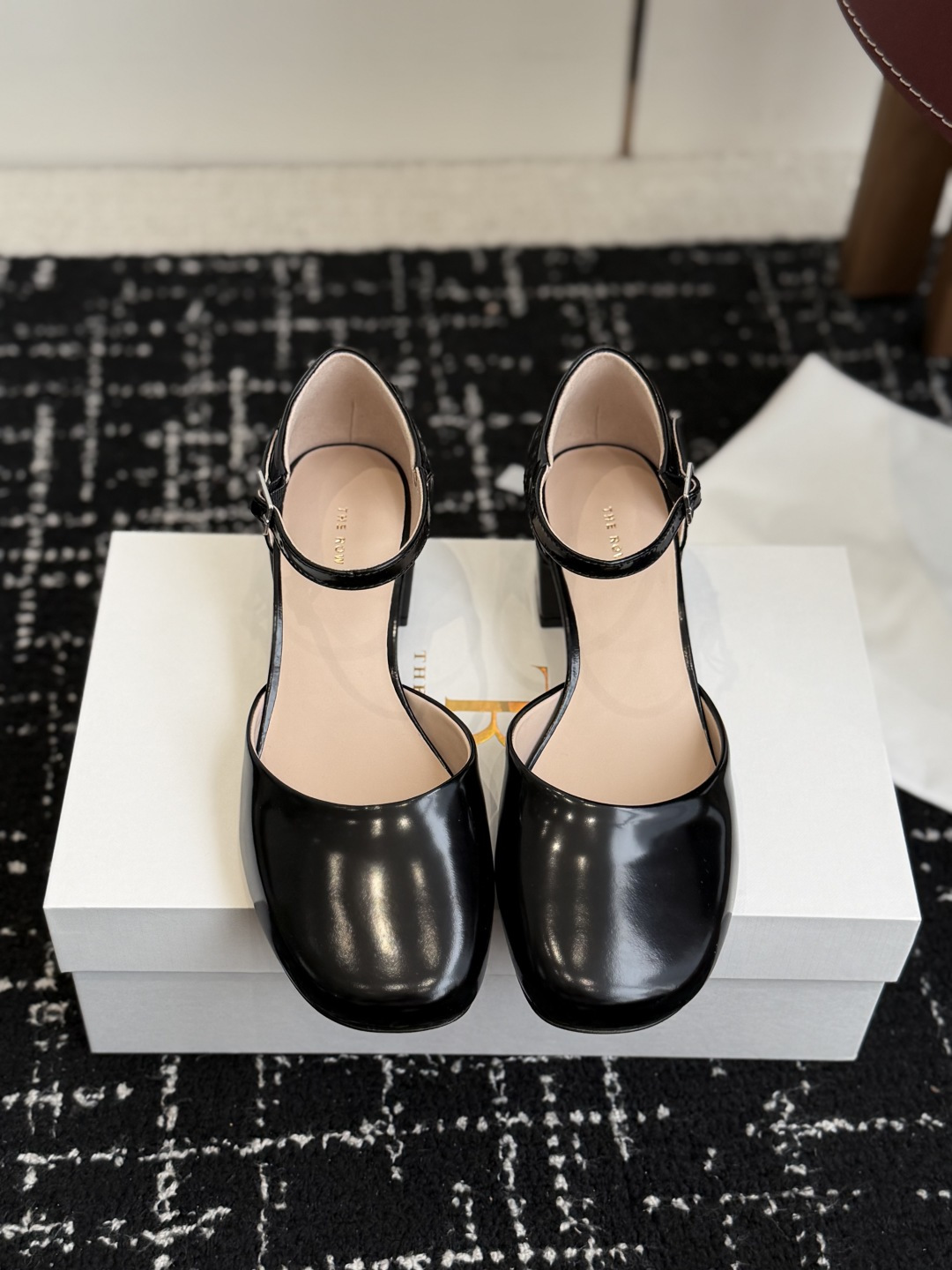 NO:725504,Dongguan purchasing agent The Row 26ss early spring retro new thick-heeled Mary Jane sandals are based on classic Mary Jane shoes. The design of shallow mouth + one-word buckle is simple and elegant. It is suitable for suits, dresses, jeans and other styles. It is a 'sharp tool' for creating retro and minimalist styles. The brand logo is only presented in the form of embossing or metal plates in a low-key manner. The accessories at the buckle have a delicate texture and the overall visual sense is very unified.  The soft leather material and loose and moderate shoe last fit the shape of the foot immediately, without the need for running in. Wearing it barefoot will not chafe your feet. It can be matched with minimalist style commuting clothes, retro-style dresses, and casual jeans. It can be worn in all seasons and is a highly utilized item. The upper is made of open-edge beaded cowhide, the lining is mixed sheepskin, and the outsole is genuine leather. The heel height is 4cm. Size35-41 (40)  41 Customized (no return or exchange), shoes, sandals, mary jane, skirts, jeans, business suit, cowhide, sheepskin, Leather soles19860909东莞代购级 The Row 26ss早春复古新款粗跟玛丽珍 凉鞋 以经典玛丽珍鞋为原型,浅口+一字搭扣的设计简约优雅,适配西装、连衣裙、牛仔裤等多种风格,是打造复古与极简造型的“利器”.品牌标识仅以压印或金属牌形式低调呈现,搭扣处的配件质感细腻,整体视觉感非常统一. 柔软的皮革材质与宽松适度的鞋楦,上脚即贴合脚型,无需磨合,赤脚穿也不会磨脚.既能搭配极简风的通勤装,也能适配复古感的连衣裙、休闲感的牛仔裤,四季都能穿,是利用率极高的单品. 鞋面开边珠牛皮 内里混种羊皮 大底真皮大底 跟高4cm Size35-41（40 41定制不退换）,单鞋,sandals,mary jane,skirts,jeans,business suit,cowhide,sheepskin,Leather soles,Women's Shoes