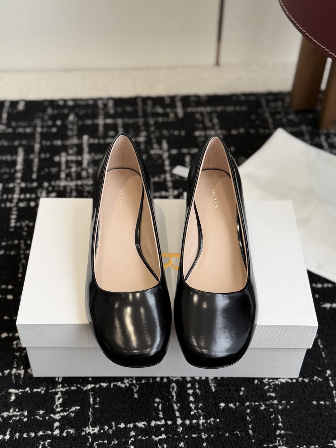 NO:725509,Dongguan purchasing agent The Row 26ss early spring retro new thick-heeled Mary Jane shoes are based on classic Mary Jane shoes. The design of shallow mouth + one-word buckle is simple and elegant. It is suitable for suits, dresses, jeans and other styles. It is a 'sharp tool' for creating retro and minimalist styles. The brand logo is only presented in a low-key manner in the form of embossing or metal plates. The accessories at the buckle have a delicate texture and the overall visual sense is very unified.  The soft leather material and loose and moderate shoe last fit the shape of the foot immediately, without the need for running in. Wearing it barefoot will not chafe your feet. It can be matched with minimalist style commuting clothes, retro-style dresses, and casual jeans. It can be worn in all seasons and is a highly utilized item. The upper is made of open-edge beaded cowhide, the lining is mixed sheepskin, and the outsole is genuine leather. The heel height is 4cm. Size35-41 (40)  41 Customized (non-refundable), single shoes, mary jane, skirts, jeans, business suit, cowhide, sheepskin, Leather soles19860909东莞代购级 The Row 26ss早春复古新款粗跟玛丽珍 单鞋 以经典玛丽珍鞋为原型,浅口+一字搭扣的设计简约优雅,适配西装、连衣裙、牛仔裤等多种风格,是打造复古与极简造型的“利器”.品牌标识仅以压印或金属牌形式低调呈现,搭扣处的配件质感细腻,整体视觉感非常统一. 柔软的皮革材质与宽松适度的鞋楦,上脚即贴合脚型,无需磨合,赤脚穿也不会磨脚.既能搭配极简风的通勤装,也能适配复古感的连衣裙、休闲感的牛仔裤,四季都能穿,是利用率极高的单品. 鞋面开边珠牛皮 内里混种羊皮 大底真皮大底 跟高4cm Size35-41（40 41定制不退换）,单鞋,mary jane,skirts,jeans,business suit,cowhide,sheepskin,Leather soles,Women's Shoes