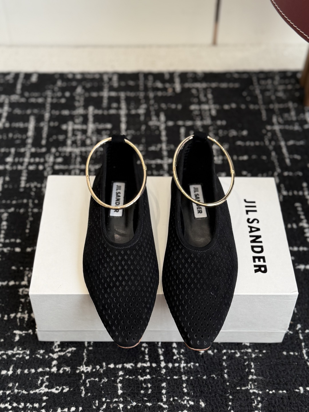 NO:725514,Purchasing agent level Jil sander 26ss Jil Sander early spring sandals single shoes. These shoes are really amazing. They are so fashionable. I can't think of any reason to reject these sandals. They are perfect for any style. Minimalist design, a must-have item that fashionistas cannot miss. There are no complicated decorations, and the texture is very vintage. Pure and minimalist, it is neat and poetic. It is super versatile and not easy to dress up. The upper is made of imported suede.  Sheepskin lining, outsole imported from Italy, genuine leather outsole Size 35-40 (40 orders are non-refundable), single shoes, jil sander, sandals, sheepskin, chamois leather, Leather soles19860909代购级 Jil sander 26ss 吉尔·桑达 早春凉鞋 单鞋 这款真的绝了 时髦到飞起 想不到有任何理由可以去拒绝这款凉鞋 随便凹个造型都满分 极简主义当头编制,时髦精绝对不能错过的必入款, 没有任何繁杂装饰,质感极好的vintage感,纯粹和极简做得利落又诗意 超级百搭不易装款 鞋面采用进口麂皮 内里垫脚羊皮 大底意大利进口真皮大底 Size35-40（40订不退换）,单鞋,jil sander,sandals,sheepskin,chamois leather,Leather soles,Women's Shoes