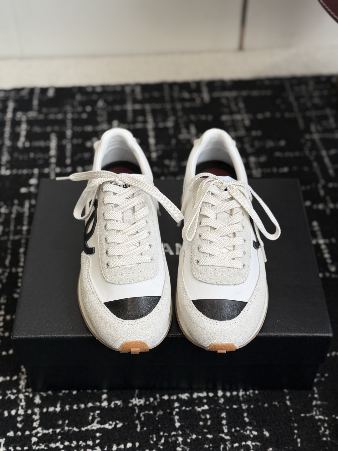 NO:725499,Purchasing agent Chanel Xiaoxiang 26P Panda color casual sports shoes running shoes original purchase and development production Xiaoxiang C Home counter another super hot style, the love of Internet celebrity bloggers and ladies, various praises on social platforms, super popular, high quality, breathable, super spring and summer, seeing this issue always arouses the inner desire of fashion among girls. The latest suede material, classic black and white color, full of fashionable feeling on the feet, easy to take care of  Exquisite packaging at the delivery counter. Fabric: Original customized imported first-layer cowhide. Customized imported sheepskin/mesh lining. Original molded non-slip rubber sole. Sole thickness 3.5CM. Size: 35-40 (40 customized, non-refundable), casual shoes/sports shoes, chanel, chanel, chanel, sneakers, cowhide, sheepskin, chamois leather.19860909代购级 Chanel香奈儿 小香26P 熊猫配色 休闲 运动鞋 跑步鞋 原版购入开发 做货 小香 C家 专柜又一超级大爆款,网红博主小姐姐们的挚爱,社交平台的各种夸赞,人气超高质感透气超级春夏,看到这期总能唤起少女内心对时髦的诉求 最新麂皮材质 经典黑白配色 上脚时髦感十足 容易打理 配送专柜精美包装 面料:原版定制进口头层牛皮 内里定制进口羊皮/网里 鞋底原版开模防滑橡胶材质 底厚3.5CM Size : 35-40（40订做不退换）,休闲鞋/运动鞋,chanel,chanel,chanel,sneakers,cowhide,sheepskin,chamois leather,Women's Shoes