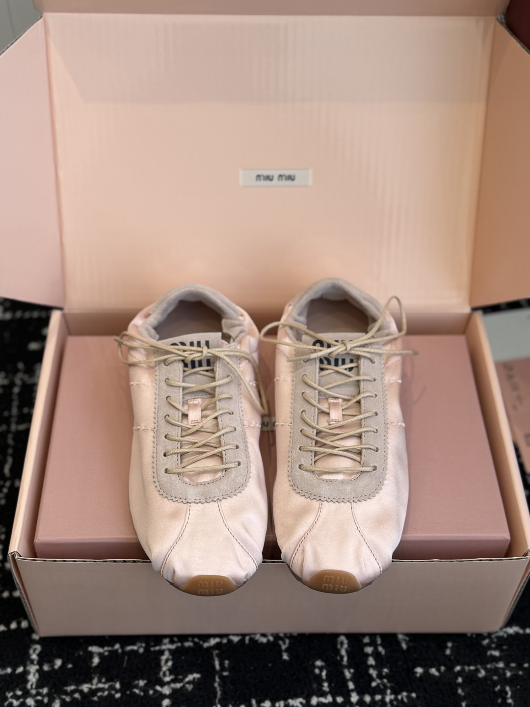 NO:725470,Dongguan purchasing agent grade (official website synchronization box packaging) MiuMiu Miu Miu new catwalk new slip-on slip-on shoes, moral training shoes, official spring and summer catwalk new style, fashionable and versatile·can be salty or sweet·not abrasive at all. Whether worn barefoot or with socks, it is super age-reducing and super versatile!  Customized silk fabric for the upper, sheepskin lining for the feet, original rubber outsole for the sole, Size# 35-39 (40 custom-made, non-refundable), casual shoes/sports shoes, miumiu, sneakers, sheepskin, real silk, socks19860909东莞代购级（官网同步盒包装） MiuMiu 缪缪 新款 走秀新款一脚蹬懒人鞋 德训鞋 官方春夏走秀新款,时髦百搭·即可咸又可甜·一点也不磨脚 无论光脚穿还是搭配袜子穿都超级减龄 超级无敌百搭！ 鞋面定制真丝布料 内里垫脚羊皮 鞋底原版橡胶大底 Size# 35-39（40 订做不退换）,休闲鞋/运动鞋,miumiu,sneakers,sheepskin,real silk,socks,Women's Shoes