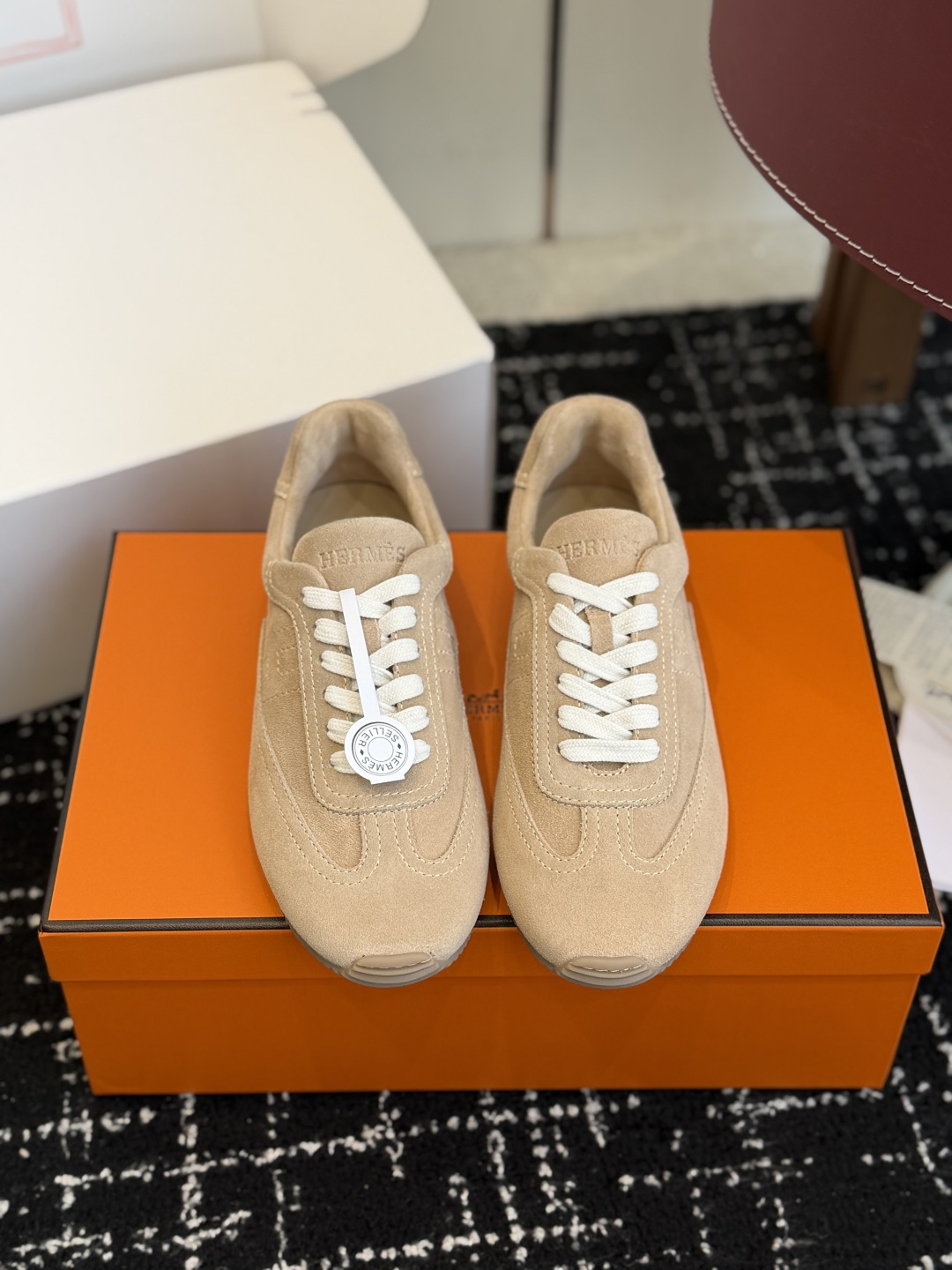 NO:725479,Dongguan purchasing agent HERMES 26 new spring/summer show model De Xun shoes, sports shoes and casual shoes. Based on the classic De Xun shoes, the low top + round toe shape is simple and neat, which not only retains the sporty attributes, but also has a sense of elegance. The shoe body has neat stitching, the leather splicing has a natural transition, and the edges have been finely sealed, giving the overall visual sense a unified and textured feel.  The soft leather material and loose and moderate shoe last fit the foot shape instantly without the need for running-in. Wearing it barefoot will not chafe your feet. It can be matched with casual jeans and sweatpants, as well as simple suits and dresses. It is a 'universal item' for daily wear. The upper is imported calfskin, imported suede, cashmere lining, and TPU outsole, which is 3cm higher.  Size35-40 (40 size customization is non-refundable), casual shoes/sports shoes, hermes, hermes, sneakers, skirts, jeans, business suit, cowhide, chamois leather19860909东莞代购级 HERMES 爱马仕 26春夏新款秀款德训鞋运动鞋休闲鞋 以经典德训鞋为原型,低帮+圆润鞋头的造型简约利落,既保留了运动属性,又兼具优雅感.鞋身车线工整,皮革拼接处过渡自然,边缘做了精细的封边处理,整体视觉感统一且富有质感. 柔软的皮革材质与宽松适度的鞋楦,上脚即贴合脚型,无需磨合,赤脚穿也不会磨脚.既能搭配休闲感的牛仔裤、运动裤,也能适配简约风的西装、连衣裙,是日常穿搭的“万能单品”. 鞋面进口小牛皮 进口麂皮 内里胎羊绒 大底TPU大底 增高3cm Size35-40（40码定制不退换）,休闲鞋/运动鞋,hermes,hermes,sneakers,skirts,jeans,business suit,cowhide,chamois leather,Women's Shoes
