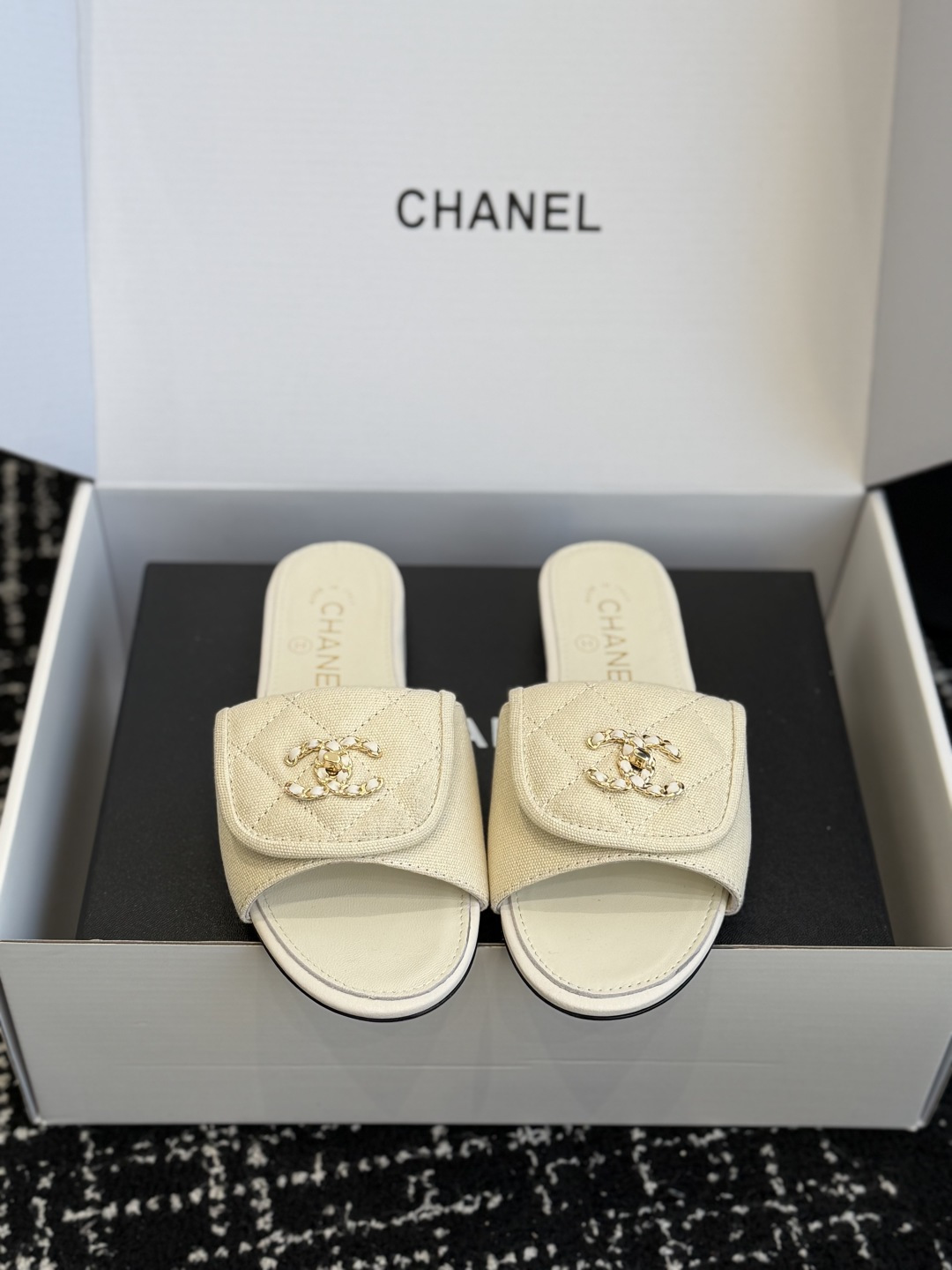 NO:725464,Purchasing agent Chanel Xiaoxiang 26ss spring and summer new holiday sheepskin lazy slippers A new design of Xiaoxiang The upper is decorated with double C hardware. It is simple and versatile and looks super beautiful no matter how you look at it. The upper is made of imported sheepskin, the lining is sheepskin, and the outsole is Italian genuine leather. Size#35-41 (40 41 is custom-made and cannot be returned or exchanged), slippers, chanel, slippers, sheepskin, Leather  soles19860909代购级 Chanel 小香 26ss 春夏新品度假 羊皮 懒人拖 小香的一款全新设计 鞋面搭配双C五金装饰 简约百搭上脚超级美的 怎么看都超美 鞋面采用进口羊皮 内里垫脚羊皮 大底意大利真皮大底 Size#35-41（40 41 订做不退换）,拖鞋,chanel,slippers,sheepskin,Leather soles,Women's Shoes