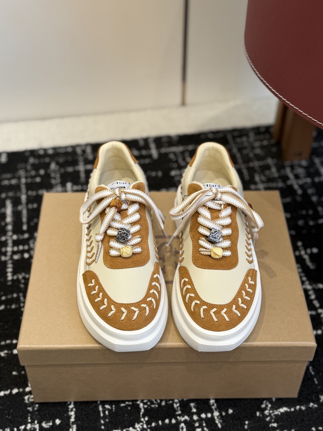 NO:725461,Purchasing agent ASH this season's hottest trendy thick-soled MATCH casual shoes, white shoes, panda shoes!  ASH sustainable fashion new environmentally friendly material 'new' fashion 'style' chapter series, ASH launches environmentally friendly shoes IMPULS committed to a sustainable future. The classic DNA of the brand is integrated into popular lines and environmentally friendly materials. ASH once again embarks on a new chapter in the journey of sustainable development and will continue to work tirelessly. Sustainable environmentally friendly material Unmarked cowhide splicing recyclable leather The leather surface is fully benzene dyed, breathable and environmentally friendly, symmetrical punching design upper punching helps the shoe body to be breathable and comfortable, the shoe body has simple lines,  Rubber outsole with clear anti-slip texture, not easy to slip when walking. Soft and breathable inner mesh, soft and comfortable, non-tanned material implements the concept of environmental protection. Light and elastic shoe body, one-piece high elastic EVA insole, soft and rebound on the foot, full of Q feeling. 6.5cm lightweight platform thick sole with invisible increase. Imported cowhide surface, mesh breathable inner material, original foam molded outsole, heel height 6.5cm  Size#35-39 (40 custom-made, non-refundable), casual shoes/sports shoes, sneakers, cowhide19860909代购级 ASH本季爆款时尚厚底增高MATCH休闲鞋小白鞋熊猫鞋！ ASH可持续性时尚新型环保材质“新”时尚“型”篇章系列, ASH为致力可持续性的未来推出环保鞋履IMPULS品牌经典DNA融入流行线条与环保材质 ASH再次启航可持续发展之旅新篇章且将持续努力不懈. 永续环保材质无铭牛皮拼接可循环皮革皮革表面全苯染技术,透气且环保, 对称式冲孔设计鞋面冲孔助力鞋身透气舒爽鞋身线条简约, 清晰防滑纹路橡胶大底,行走不易打滑. 舒软透气内里网面柔软舒适无铭鞣材质贯彻环保理念. 轻盈弹力鞋身一体成型高弹力EVA鞋垫上脚柔软回弹,Q感十足6.5cm轻盈松糕厚底隐形增高. 进口牛皮面 网面透气内里材质 原版发泡开模大底 跟高6.5cm Size#35-39（40定做不退换）,休闲鞋/运动鞋,sneakers,cowhide,Women's Shoes