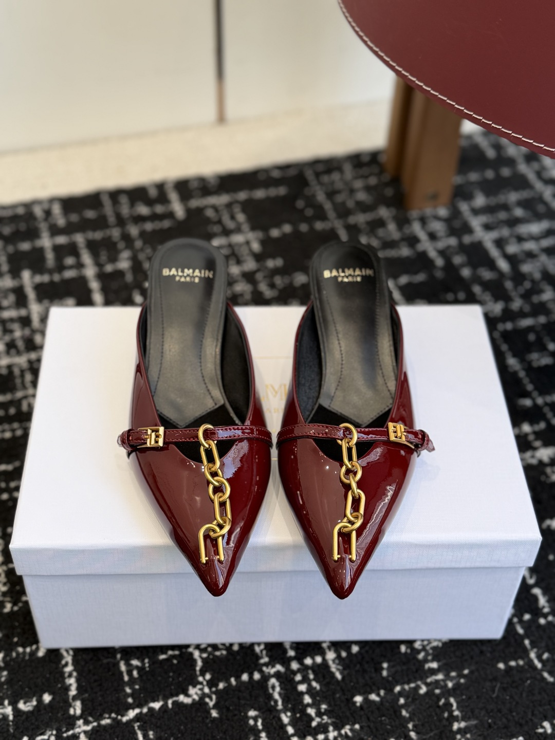 NO:725458,Purchasing agent Balmain 2026 autumn and winter show fashion pointed toe stiletto heel pointed toe slippers sandals Balmain, a top fashion brand Standing on high heels, I can see the whole world Balmian stiletto pointed toe The first feeling when I saw this pair of shoes was amazing, both its material selection and her strap design are perfect, each finished product is like a work of art. Imported patent leather upper, imported calf leather, Italian genuine leather sole, foot pad: sheepskin  Heel height 4.5cm Size 35-40 (40 orders are not returnable), half drag, balmain, balmain, sandals, high heels, slippers, cowhide, sheepskin19860909代购级 Balmain 2026年秋冬秀场时装尖头 细跟 尖头拖鞋 凉鞋 巴尔曼,一个顶级时装品牌 站在高跟鞋上,我可以看到全世界 Balmian 细跟 尖头看到这双鞋的第一感觉就是惊艳,无论是它的选材,还是她的表带设计都是完美的,每只成品犹如艺术品 鞋面进口漆皮 进口小牛皮 鞋底意大利真皮鞋底 垫脚:羊皮  跟高4.5cm Size35-40（40订做不退换）,半拖,balmain,balmain,sandals,high heels,slippers,cowhide,sheepskin,Women's Shoes