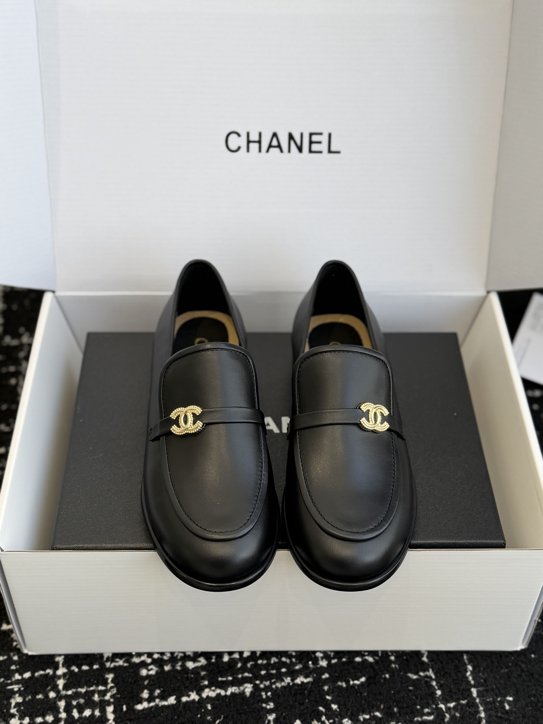 NO:725455,Purchasing agent level (official website sync box packaging) Chanel 26ss Xiaoxiang new loafers spring and summer must-have hot style goddess series, with Xiangjia's characteristic elegant lady temperament, super attractive, irresistible, heart-beating... Imported calfskin edge beads on the upper Original molded hardware logo Mixed sheepskin lining Outsole Italian genuine leather outsole Size#35-42 (40 41  42 (customized, non-refundable), loafers, chanel, chanel, loafers, cowhide, sheepskin, Leather soles19860909代购级（官网同步盒包装） Chanel 26ss 小香 新款 乐福鞋春夏香家必备爆款 女神系列,拥有香家特色优雅名媛气质,超级耐看,让人无法抗拒,心动ing…… 鞋面进口小牛皮开边珠 原版开模五金logo 内里混种羊皮 大底意大利真皮大底 Size#35-42（40 41 42定做不退换）,乐福鞋,chanel,chanel,loafers,cowhide,sheepskin,Leather soles,Women's Shoes
