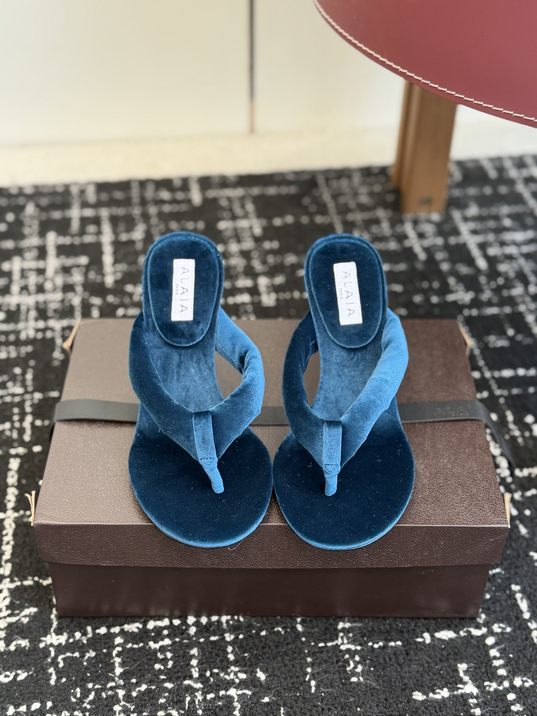 NO:747159,Purchasing agent Alaia 26ss spring and summer new style flip-flops sandals slippers stiletto heel collision pointed toe design, delicate satin light reveals style, fixed modern style. Fabric original molded imported satin Inner foot pad original molded imported satin Original molded rubber non-slip outsole Heel height flat bottom 5.5cm 8.5cm Size35-41 (40  41 Custom-made (non-refundable), split-toe shoes, alaia, sandals, slippers, silk fabric19860909代购级 Alaia 阿莱亚 26ss 春夏新款 夹脚 凉鞋 拖鞋  细跟鞋跟碰撞尖头设计,细腻缎光暗露格调,定格摩登之型. 面料原版开模进口绸缎 内里垫脚原版开模进口绸缎 原版开模橡胶防滑大底 跟高平底 5.5cm 8.5cm Size35-41（40 41订做不退换）,分趾鞋,alaia,sandals,slippers,silk fabric,Women's Shoes