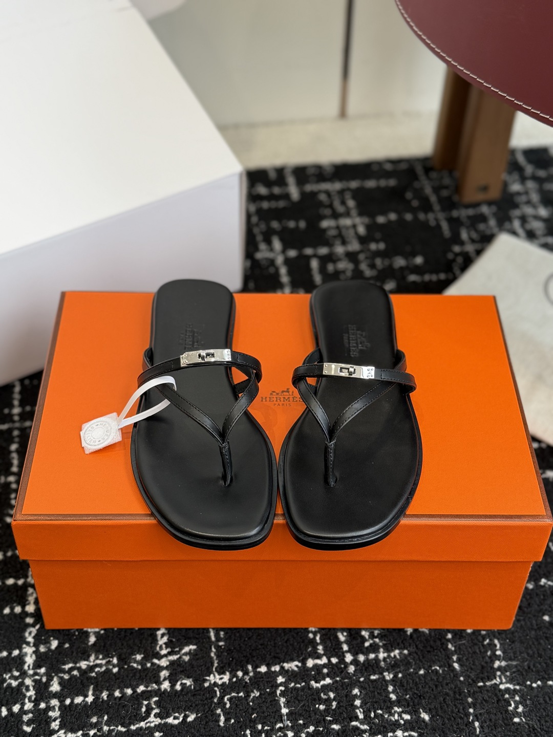 NO:747236,Dongguan purchasing agent grade (official website sync box packaging) Hermes Hermès 26ss latest spring and summer flip-flops with highly recognizable upper feet, super versatile and fashionable. Many celebrity Internet celebrities have planted grass. A must-have in spring and summer. Casual, comfortable and high-end. The upper is made of imported calfskin, and the lining is sheepskin. The sole is Italian leather outsole. Size#35-41 (40  41 Customized (non-refundable), split-toe shoes, hermes, hermes, slippers, cowhide, sheepskin, Leather soles19860909东莞代购级（官网同步盒包装） Hermes爱马仕 26ss 春夏最新 夹脚人字拖鞋 搭配极具辨识度的上脚超级百搭好看时髦 超多明星网红种草 春夏必备 随意舒适高级感 鞋面对版进口小牛皮 内里羊皮 鞋底意大利真皮大底 Size#35-41（40 41定做不退换）,分趾鞋,hermes,hermes,slippers,cowhide,sheepskin,Leather soles,Women's Shoes