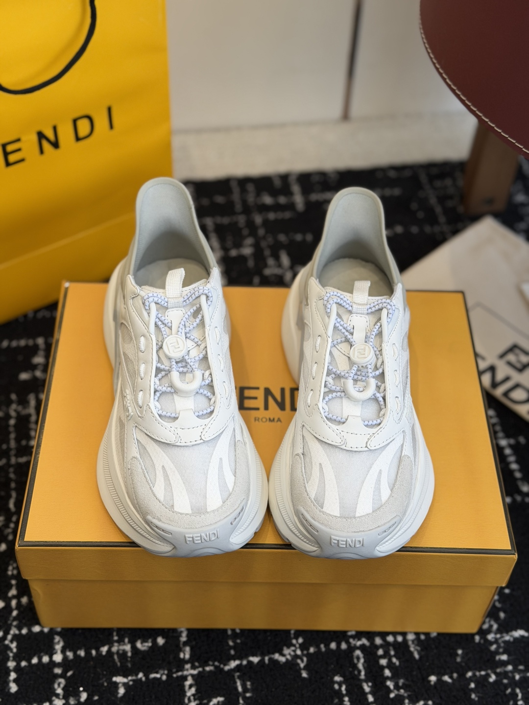 NO:747224,Purchasing agent Fendi Fendi 26ss spring and summer mesh couple style casual sports shoes dad shoes I feel like my calves are getting thinner when I put on these shoes!  Properly controlling appearance, the new match feels very soft when worn, just like stepping on clouds. Presbyopia that will never go out of style, low-key luxury!  These shoes are really awesome and good-looking; mainly because of the beautiful color scheme, they don’t look high-end to me that ordinary people can afford to wear them!  The first sneaker fendi match created by designer Kim Jones is similar to the LV Trainer basketball sneaker. The shoe shape is similar, with the addition of FF retro design; the whole shoe looks very fashionable and the legs are slim when worn. It does not look bulky and the thickness is appropriate, making you look taller!!  Suitable for any casual occasion. The lines are smooth and natural without being stiff!  Good shoes look comfortable and are even more comfortable to wear!  The height is increased by at least 6 centimeters. It makes your ankles look slender. The ergonomically designed shoe shape is not only beautiful, but also more comfortable and healthy. It is the same as the presbyopia material of the baguette bag; the fabric can be directly distinguished!  It’s that deep three-dimensional feeling!  Classic FF pattern, delicate embossed texture, and the fabric looks stylish!  Soft to the touch and skin-friendly, with great texture!  !  A pair of shoes that can stand the test of time and never go out of style!  !  Original fabric, imported calfskin, original molded mesh splicing, lining, original customized mesh, outsole, non-slip foam TPU material, making you more comfortable to wear and more stable to walk. Size for men and women 35-45, casual shoes/sports shoes, fendi, fendi, louis vuitton, louis vuitton, sneakers, cowhide19860909代购级 Fendi芬迪 26ss 春夏 网面 情侣款 休闲 运动鞋 老爹鞋 穿上这双鞋感觉小腿都变细了！妥妥的颜值控,新款match穿起来质感很软 就像踩在云朵上一样 永远不会过时的老花,低调的奢华！这鞋子是真的牛逼,颜值高；主要是配色好看,看着我就不是一般人穿得起的那种高级！设计师 Kim Jones打造的首款运动鞋fendi match 和LV驴牌的 Trainer篮球运动鞋,鞋型差不多 添加了FF复古的设计；整个鞋子看起来就特别时尚 而且穿上脚还显腿细 看起来不会笨重厚度也合适,显高!！适穿于任何休闲场合. 线条感流畅自然不生硬！好的鞋型看起来舒适穿起来更加舒服！增高起码6公分.把你们脚踝都显的纤细了. 根据人体工程学设计的鞋型弧度,不仅美,更美的舒适,美的健康.和法棍包的老花材质一样；布料可以直接区别！是那种很深的立体感！经典FF图案,压花纹理细腻,面料看着有型！摸着柔软亲肤,很有质感！！经得起时间的考验的一双鞋,根本不会过时的款！！ 面料原版定制进口小牛皮原版开模网面拼接 内里原版定制网面 大底防滑发泡 TPU材质,让你穿着更加舒适,走路更加稳定 Size男女 35-45,休闲鞋/运动鞋,fendi,fendi,louis vuitton,louis vuitton,sneakers,cowhide,Women's Shoes