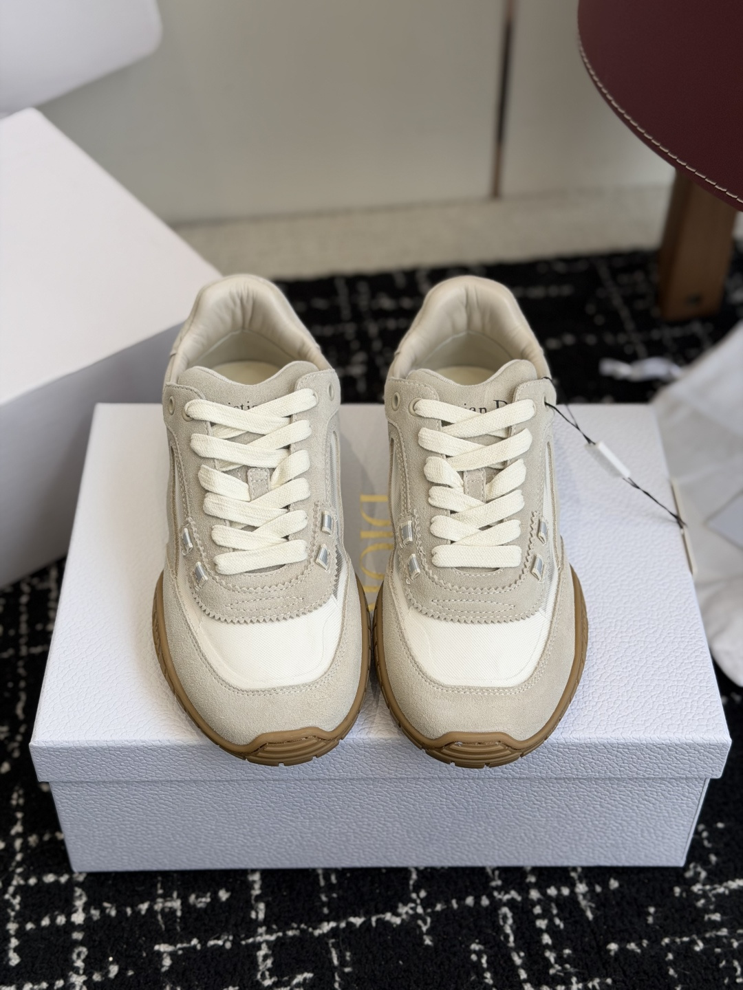 NO:747230,Dongguan purchasing agent grade (Official website sync box packaging) Dior Dior 26 new spring and summer casual shoes Dexun shoes The upper is made of suede and mesh. The upper is carefully made, and the front is decorated with same-tone suede cowhide panels. Lace-up design, easy to put on and take off. The thick bottom makes you taller and slimmer. It can be worn with both trousers and skirts. It can be salty or sweet. Super recommended, perfect for all kinds of matches. Original last type, super comfortable on the feet. Original lining mesh  Upper suede and mesh stitching, lining sheepskin, outsole Tpu Size35-40 (40 custom made, non-returnable), casual shoes/sports shoes, dior, dior, sneakers, skirts, cowhide, sheepskin, chamois leather19860909东莞代购级（官网同步盒包装） Dior 迪奥 26春夏新款 休闲鞋 德训鞋 鞋面采用麂皮和网面拼接 精心制作,正面饰以同色调绒面牛皮革镶片, 系带设计,穿脱方便,底厚显高显瘦小能手 既能配裤装又能配裙装可咸可甜超级推荐,百搭完美 原版楦型 上脚超舒服原版内里网布 鞋面麂皮和网面拼接 内里羊皮 大底Tpu Size35-40（40订做不退换）,休闲鞋/运动鞋,dior,dior,sneakers,skirts,cowhide,sheepskin,chamois leather,Women's Shoes