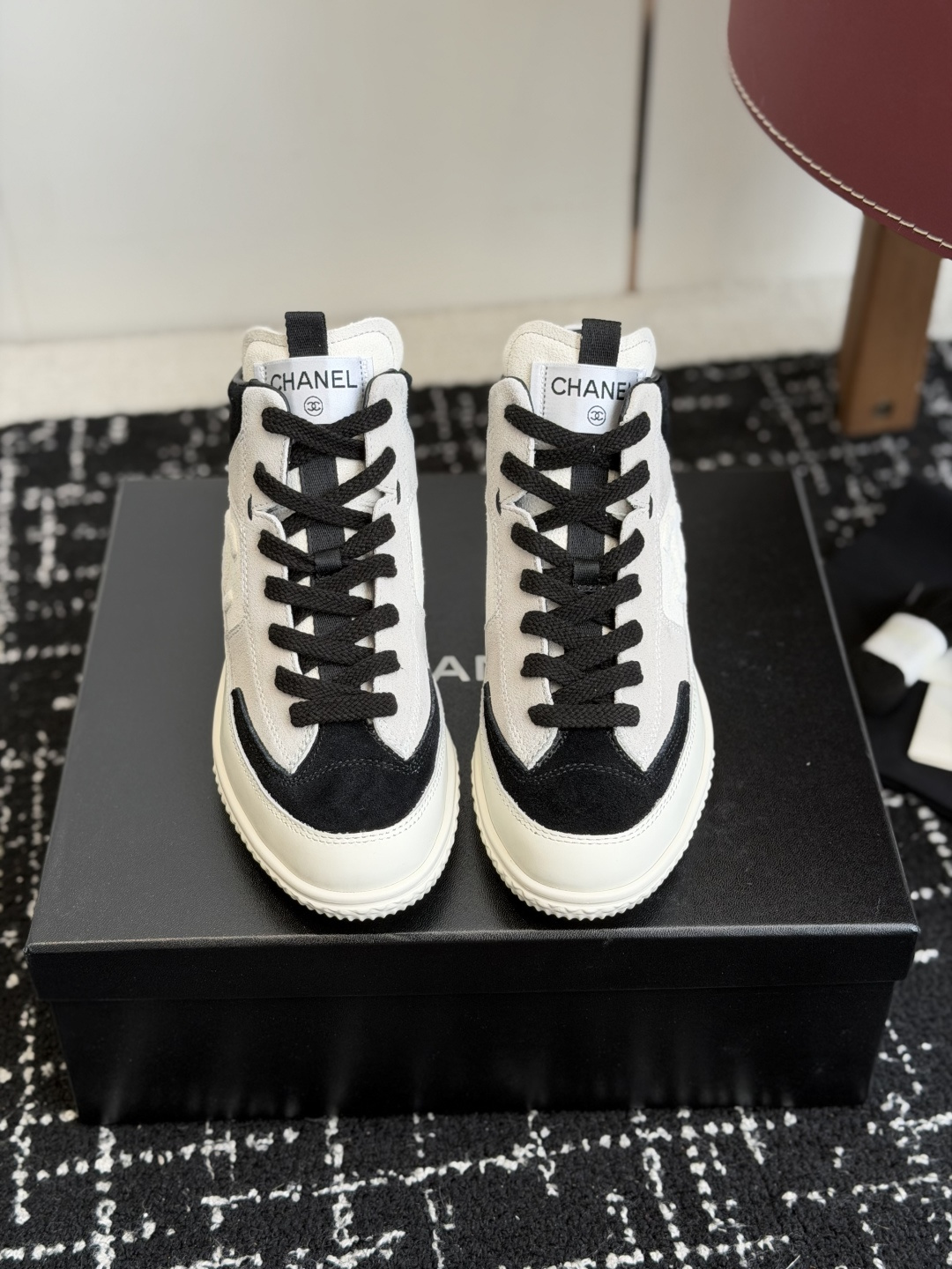 NO:747233,Dongguan purchasing agent new Chanel 26ss spring and summer new high-top casual shoes, I found a treasure!  Chanel's black and white high-top shoes are amazing. This pair of Chanel's high-top sneakers directly hit my aesthetic!  The classic black and white contrasting colors never go wrong. The material splicing of suede + canvas is super layered, and the brand details on the side of the shoes add a sense of light luxury. The foot feels super comfortable, and the rubber soles are soft, so you won’t feel tired after walking for a long time. They are suitable for jeans, suits, and skirts. You can switch between sweet and cool styles and elegant styles at will. It is really a treasure item with both appearance and practicality ~ Chanel high-top shoes are French elegance intertwined with black and white.  The style under your feet is given by Chanel. The black and white high-top sneakers combine French elegance and street fashion, and every detail hides ingenuity. Step on them every day, and you can wear them casually. The upper material is imported cow suede, the lining material is imported sheepskin, the outsole material is rubber outsole, Size35-40 (40 custom made, non-refundable), casual shoes/sports shoes, chanel, chanel, sneakers, skirts, business suit, sheepskin, chamois  leather19860909东莞代购级 新款 Chanel 26ss 春夏新款 高帮休闲鞋 挖到宝了！香奈儿黑白高帮鞋太绝了 文案香奈儿这双高帮板鞋直接戳中我的审美！经典黑白撞色永不出错,麂皮+帆布的材质拼接超有层次感,鞋侧的品牌细节又把轻奢感拉满.上脚脚感也超舒服,橡胶鞋底软乎乎的,走久了也不累.搭牛仔、西装、半裙都适配,甜酷风、优雅风随意切换,真的是颜值与实用性双在线的宝藏单品～ 香奈儿高帮鞋黑白交织的法式优雅 脚下的格调,是香奈儿给的.黑白高帮板鞋把法式优雅和街头潮流揉在一起,每一处细节都藏着匠心.日常出街踩上它,随便搭都有范儿 鞋面材料进口牛反绒 内里材料进口羊皮 大底材料橡胶大底 Size35-40（40订做不退换）,休闲鞋/运动鞋,chanel,chanel,sneakers,skirts,business suit,sheepskin,chamois leather,Women's Shoes