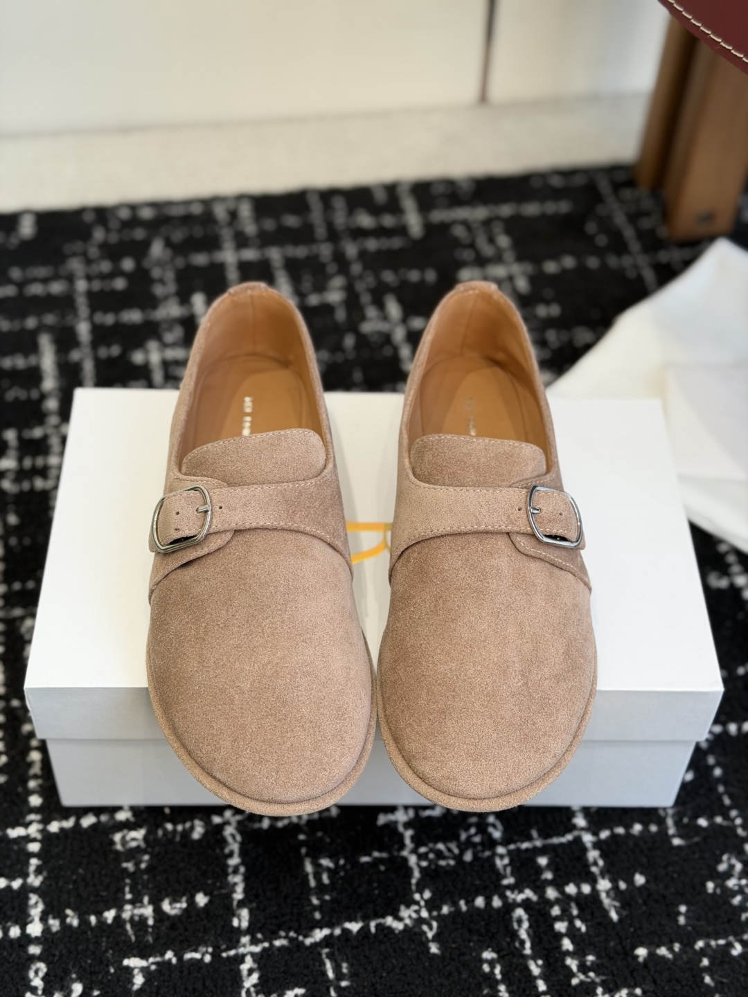 NO:747217,Dongguan purchasing agent new The Row flat loafers. A simple and elegant high-heeled shoes can make people fall in love with them!  It looks good in daily wear work clothes, shorts, trousers, and windbreakers. The flat-soled design is comfortable and not tiring at all, making your outfit more attractive. It is a must-have leg artifact to enhance your leg shape. Fabric: Original custom imported high-mercerized suede, with a delicate and clear feel, very soft. Lining: Made of full-grain mixed sheepskin. The upper is hand-sewn with oil edge sealing. Outsole: Original abrasive outsole, high-grade soft and non-slip.  Size35-40 (40 orders are not returnable), loafers, loafers, high heels, shorts, sheepskin19860909东莞代购级 新款The Row 平底乐福鞋 一款简单大气的高跟鞋能够让人爱不释手！日常穿搭工装,短裤,长裤,风衣都好看,平底设计脚舒适一点也不累,让你穿搭更加吸晴,必备美腿神器,提升你的腿型 面料:原版定制进口高丝光反毛皮,手感细腻清悉,非常柔软, 内里:采用全粒面混种羊皮,鞋面全手工缝制,油边封口 大底:原版磨具大底 高级柔软且防滑 Size35-40（40订做不退换）,乐福鞋,loafers,high heels,shorts,sheepskin,Women's Shoes