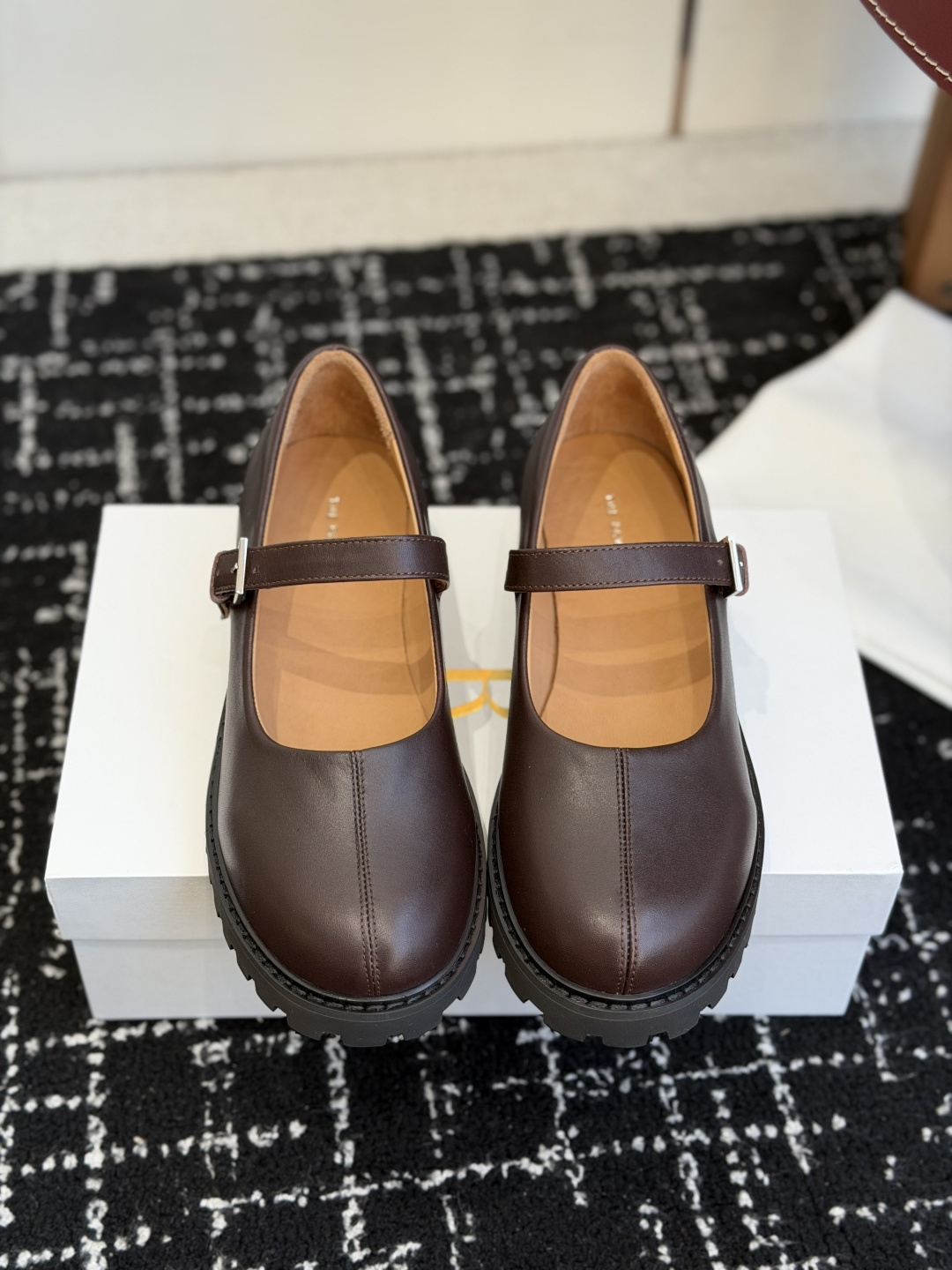 NO:747214,Dongguan purchasing agent The Row’s latest square-heeled college-style Mary Jane shoes!  It is said that this is the most beautiful Mary Jane milk of the year, with French elegance, high-end and fashionable, salty or sweet, artistic and elegant!  Whether it is paired with a short skirt and shorts and casual pants, or a short skirt and a windbreaker in autumn and winter, it is a perfect sense of luxury, full of femininity, and the gold heels are not tiring to wear. It is a piece that can be worn in all seasons, easy to wear and good-looking, a global classic of Feng Mo. The soft and delicate sheepskin fabric makes this Mary Jane immediately unique and very textured. The upper is imported calfskin, the lining is imported full-grain mixed sheepskin, and the original molded outsole  Size35-40 (40 orders are not returnable),Mary Jane,mary jane,skirts,shorts,cowhide,sheepskin,gold19860909东莞代购级 The Row 最新款方跟学院风玛丽珍单鞋！ 据说这是本年度最美丽的玛丽珍奶,法式优雅气质在线、高级又时髦,可盐可甜,文艺又气质！无论是搭配短裙配短裤休闲裤,还是秋冬配短裙配风衣,都是妥妥的高级感,女人味爆满,黄金跟高穿着不累 四季可穿的单品,好穿又好看,风魔全球经典著作,柔软细腻羊皮面料让这款玛丽珍立马变得与众不同,非常的有质感. 鞋面进口小牛皮 内里垫脚进口全粒面混种羊皮 原版开模大底 Size35-40（40订做不退换）,玛丽珍,mary jane,skirts,shorts,cowhide,sheepskin,gold,Women's Shoes