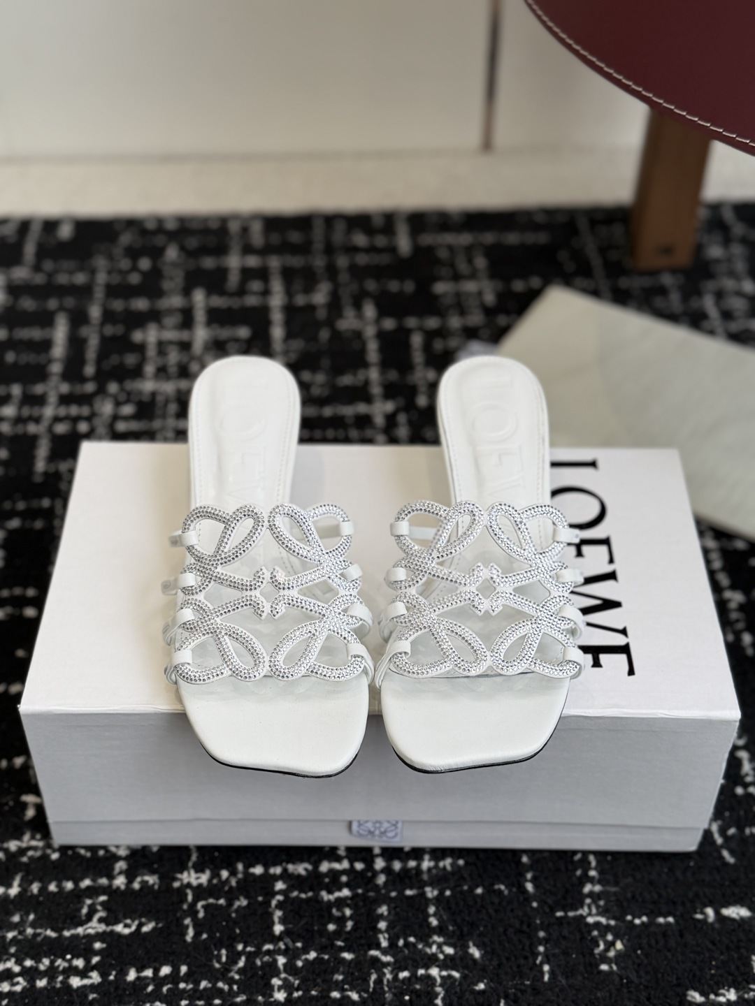 NO:747757,Purchasing-grade flat-soled thick heel LOEWE 26ss new Australian diamond slippers sandals Xiaohongshu, the popular model on the Internet, a recently popular slipper, super cute, a must-have item that fashionistas must not miss, no complicated decorations, excellent vintage texture, pure and minimalist, clean and poetic, super versatile model, imported sheepskin fabric, imported Australian diamonds, padding sheepskin outsole, genuine leather outsole imported from Italy  Heel high and flat 4.5cm Size35-42 (customized at 40.41.42), slippers, loewe, loewe, sandals, slippers, sheepskin, Leather soles19860909代购级平底粗跟 LOEWE 罗意威 26ss 新款 澳钻 拖鞋 凉鞋 小红书、外网火爆款 最近大热的一款拖鞋 超级可爱 时髦精绝对不能错过的必入款,没有任何繁杂装饰,质感极好的vintage感,纯粹和极简做得利落又诗意 超级百搭款  面料进口羊皮 进口澳钻 垫脚羊皮 大底意大利进口真皮大底 跟高平底 4.5cm Size35-42 (40.41.42订做）,拖鞋,loewe,loewe,sandals,slippers,sheepskin,Leather soles,Women's Shoes