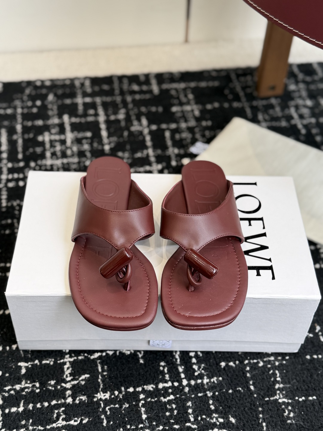 NO:747749,Purchasing agent level LOEWE 26ss new style flip-flops, reading slippers, sandals, popular models on Xiaohongshu and the Internet, a recently popular slipper, super cute, a must-have that fashionistas must not miss, no complicated decorations, excellent vintage texture, pure and minimalist, neat and poetic, super versatile, imported sheepskin fabric, foot pad sheepskin, outsole, original molded rubber outsole Size 35-42  (40.41.42 custom-made), split-toe shoes, loewe, loewe, sandals, slippers, sheepskin19860909代购级 LOEWE 罗意威 26ss 新款 夹脚 认字拖鞋 凉鞋 小红书、外网火爆款 最近大热的一款拖鞋 超级可爱 时髦精绝对不能错过的必入款,没有任何繁杂装饰,质感极好的vintage感,纯粹和极简做得利落又诗意 超级百搭款  面料进口羊皮 垫脚羊皮 大底原版开模橡胶大底 Size35-42 (40.41.42订做）,分趾鞋,loewe,loewe,sandals,slippers,sheepskin,Women's Shoes