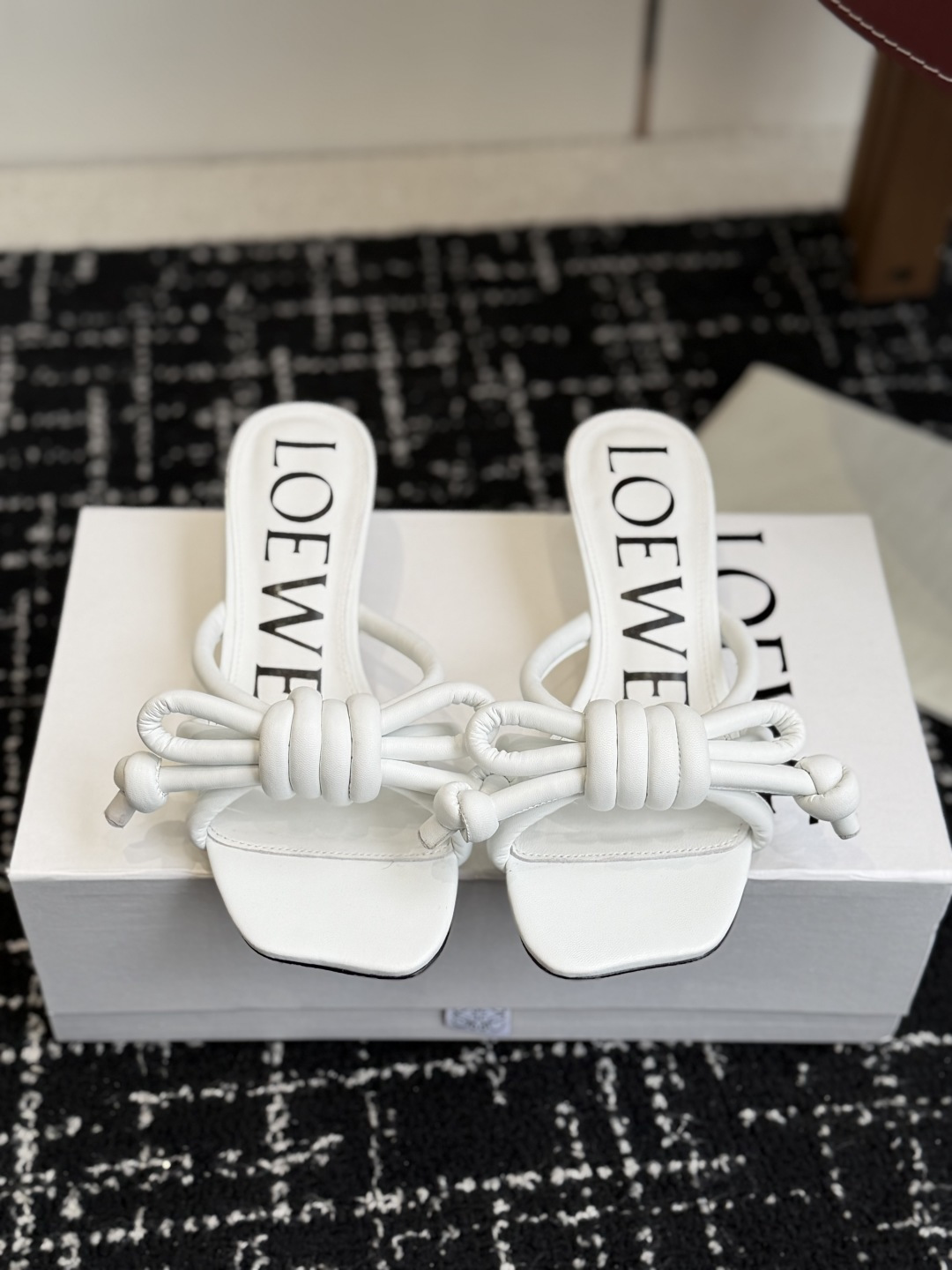 NO:747746,Purchasing agent level LOEWE 26ss new style bow slippers sandals Xiaohongshu, popular style on the Internet. The most popular slippers recently. Super cute. A must-have item that fashionistas must not miss. No complicated decorations, excellent vintage texture, pure and minimalist, clean and poetic. Super versatile. Material imported sheepskin, padding sheepskin. Outsole imported from Italy. Genuine leather outsole. Heel height 4.5cm.  Size35-42 (customized at 40.41.42), high heels and slippers, loewe, loewe, sandals, high heels, slippers, sheepskin, Leather soles19860909代购级 LOEWE 罗意威 26ss 新款 蝴蝶结 拖鞋 凉鞋 小红书、外网火爆款 最近大热的一款拖鞋 超级可爱 时髦精绝对不能错过的必入款,没有任何繁杂装饰,质感极好的vintage感,纯粹和极简做得利落又诗意 超级百搭款  面料进口羊皮 垫脚羊皮 大底意大利进口真皮大底 跟高4.5cm Size35-42 (40.41.42订做）,高跟鞋拖鞋,loewe,loewe,sandals,high heels,slippers,sheepskin,Leather soles,Women's Shoes