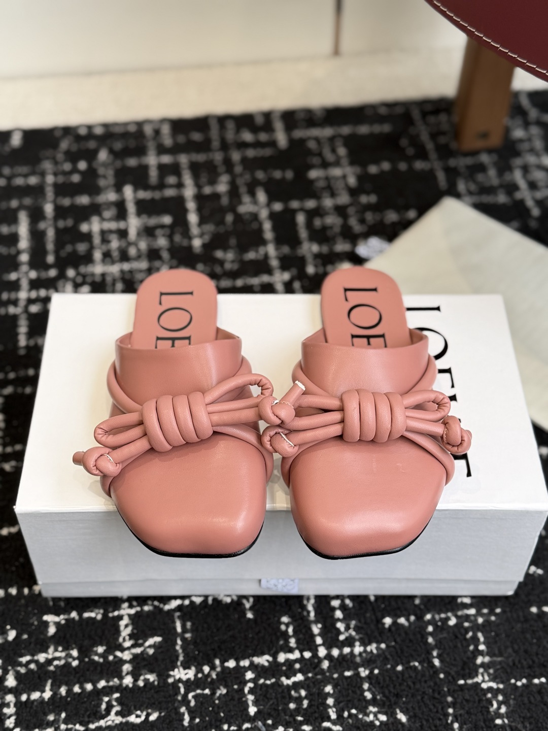 NO:747741,Purchasing agent level LOEWE 26ss new style bow slippers half slippers Xiaohongshu, popular model on the Internet. The most popular slippers recently. Super cute. A must-have item that fashionistas must not miss. No complicated decorations, excellent vintage texture, pure and minimalist, clean and poetic. Super versatile. Fabric imported sheepskin. Sample molding material. Sheepskin outsole imported from Italy. Genuine leather outsole.  Size35-42 (40.41.42 customized), semi-trailer, loewe, loewe, slippers, sheepskin, Leather soles19860909代购级 LOEWE 罗意威 26ss 新款 蝴蝶结 拖鞋 半拖 小红书、外网火爆款 最近大热的一款拖鞋 超级可爱 时髦精绝对不能错过的必入款,没有任何繁杂装饰,质感极好的vintage感,纯粹和极简做得利落又诗意 超级百搭款  面料进口羊皮 样板开模材料 垫脚羊皮 大底意大利进口真皮大底 Size35-42 (40.41.42订做）,半拖,loewe,loewe,slippers,sheepskin,Leather soles,Women's Shoes