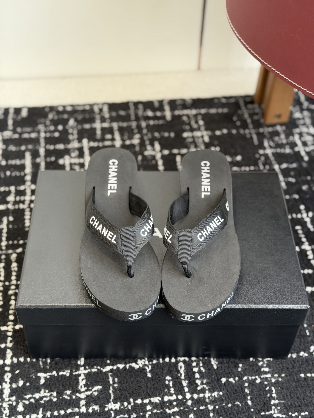 NO:747735,Purchasing agent Chanel Xiaoxiang 26ss beach series flip-flops, thick-soled flip-flops. Summer happiness starts with a pair of flip-flops. Xiaoxiang understands aesthetics, which is very seasonal; simple design, not simple style, high-end color scheme# If you like to wear slippers, you must not miss it for daily shopping or at home. Size 35-40 (40 orders are not returnable), split-toe shoes, chanel, slippers19860909代购级 Chanel 小香 26ss 沙滩系列 夹脚 厚底人字拖 夏天的快乐是从一双夹脚拖开始的. 小香是懂审美的这也太应季了叭;简单的设计不简约的风格 高级感满满的配色# 喜欢穿拖鞋的小主一定不能错过日常逛街或者居家都可. Size35-40（40订做不退换）,分趾鞋,chanel,slippers,Women's Shoes