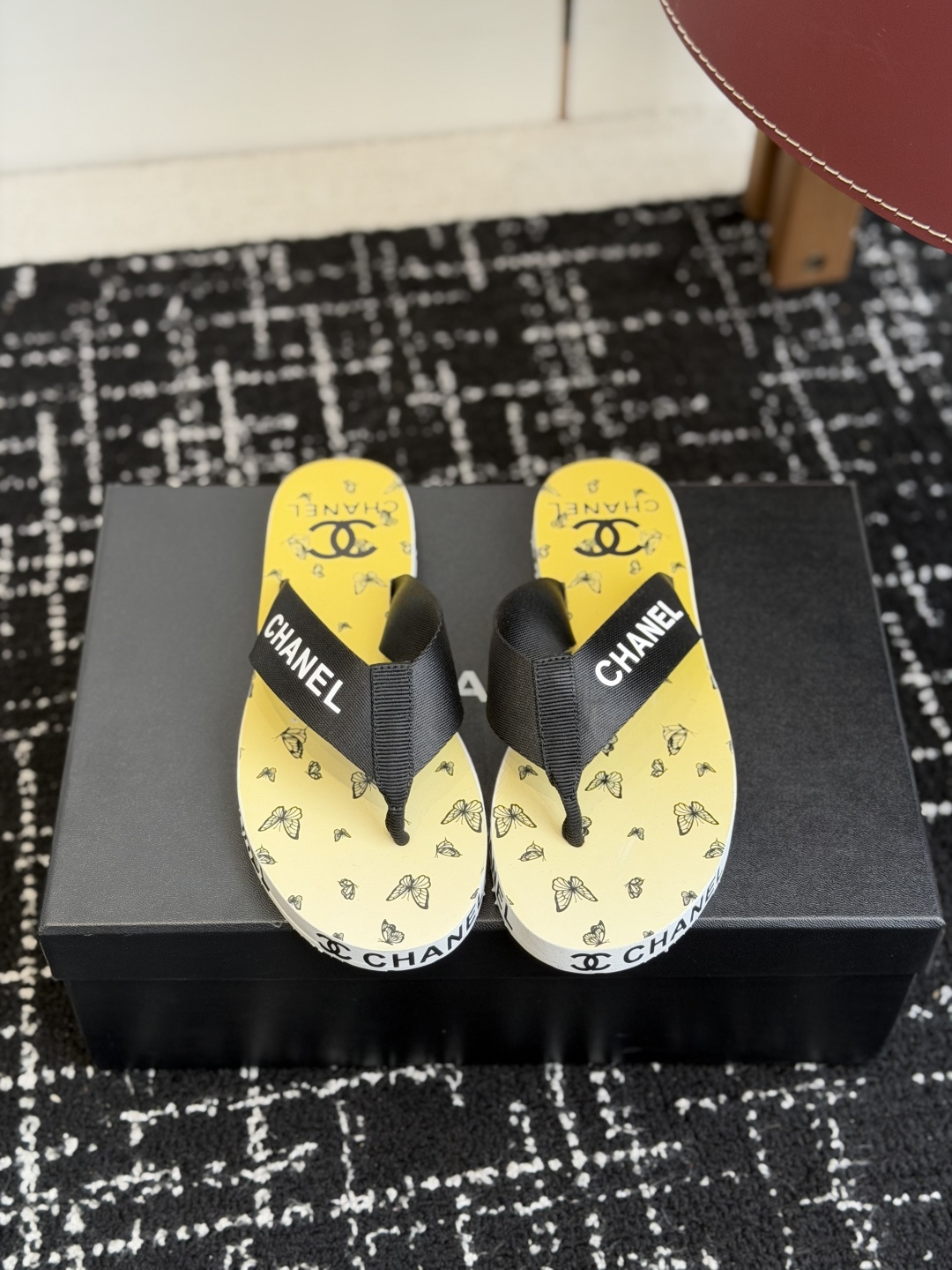 NO:749261,Purchasing-grade fabric Chanel Xiaoxiang 26ss beach series flip-flops Summer happiness starts with a pair of flip-flops. Xiaoxiang understands aesthetics, which is very seasonal; simple design, not simple style, high-end color matching# If you like to wear slippers, you must not miss it for daily shopping or at home. Size35-40 (40 orders are not returnable), split-toe shoes, chanel, slippers19860909代购级布款 Chanel 小香 26ss 沙滩系列 夹脚人字拖 夏天的快乐是从一双夹脚拖开始的. 小香是懂审美的这也太应季了叭;简单的设计不简约的风格 高级感满满的配色# 喜欢穿拖鞋的小主一定不能错过日常逛街或者居家都可. Size35-40（40订做不退换）,分趾鞋,chanel,slippers,Women's Shoes