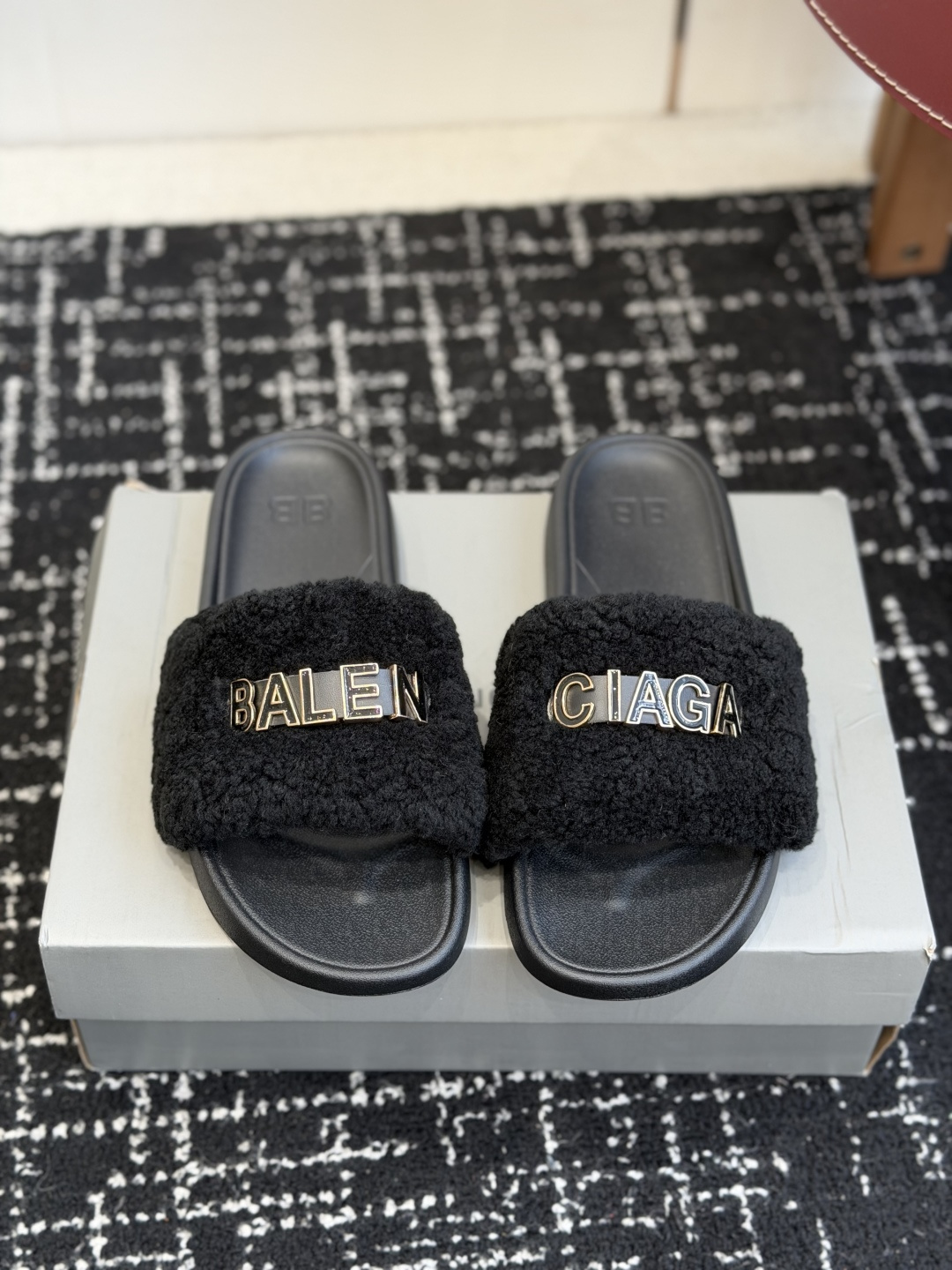 NO:749306,Purchasing agent level summer dopamine Balenciaga Balenciaga · solid color letter beach slippers, slippers, fashionable at your feet. Simple silhouette + three-dimensional embossed logo, each pair has a sense of walking luxury, and can guarantee your lazy outfit all summer!  The three-dimensional embossed logo BALENCIAGA letters are clear and stylish, low-key and unobtrusive, and are highly recognizable. The soft elastic thick sole design feels like stepping on the clouds. It can be worn for a long time without getting tired and can quietly increase your height. It modifies the shape of the legs and makes them look slimmer. The joy of kicking is irresistible to both lazy people and fashionistas!  size35-42 (41/42 customized, non-refundable), slippers, balenciaga, balenciaga, slippers19860909代购级 夏日多巴胺 Balenciaga 巴黎世家·纯色字母沙滩拖 凉拖鞋,把时髦踩在脚下 简约廓形+立体压印logo,每一双都是行走的高级感,承包你整个夏天的慵懒穿搭！ 立体压印logoBALENCIAGA字母清晰有型,低调不张扬,辨识度拉满 软弹厚底设计踩云感脚感,久穿不累还能悄悄增高,修饰腿型超显瘦 一脚蹬的快乐,懒人党和时髦精都无法拒绝！ size35-42（41/42定做不退换）,拖鞋,balenciaga,balenciaga,slippers,Women's Shoes