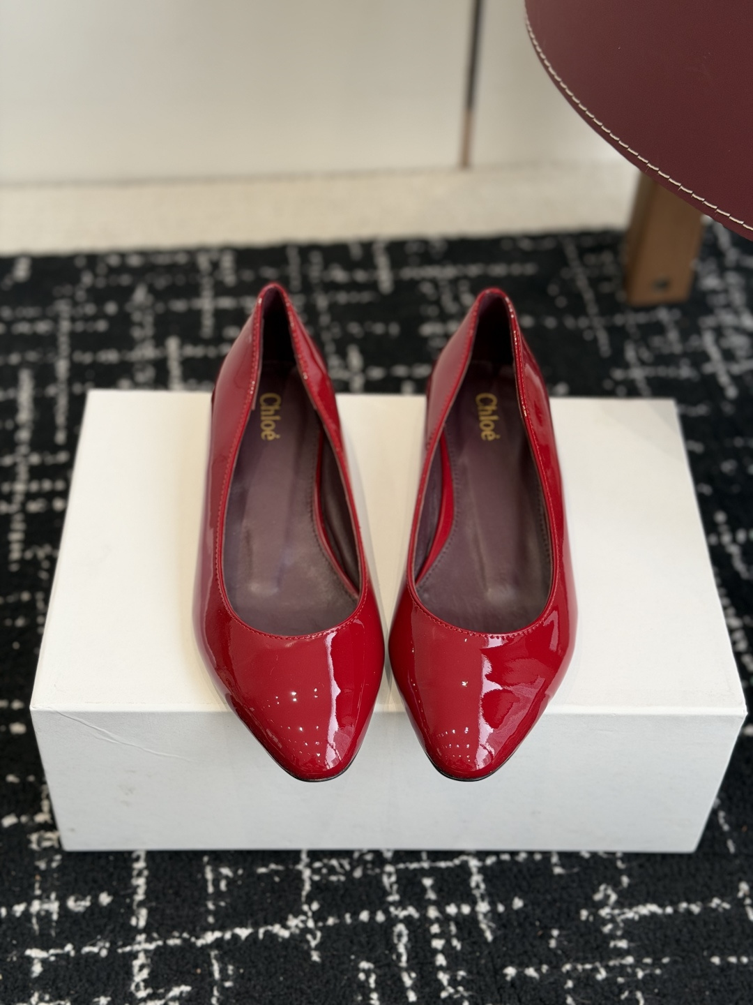 NO:749290,Purchasing agent Chloe 26ss spring and summer new wedge ballet shoes Mary Jane shoes. This newly designed MARCIE ballet shoes are made of custom calf patent leather. The Mary Jane silhouette and almond-shaped toe show Parisian style. The upper is decorated with gold micro MARCIE buckle details. The buckle engraved with CHLO adds a signature tone to this comfortable flat ballet shoe.  The inner lambskin material is light and soft, and the T-strap design modifies the shape of the feet. It can be paired with dresses and trousers. Size35-41 (40 and 41 are custom-made and non-refundable), single shoes, chloe, loewe, mary jane, skirts, sheepskin19860909代购级 Chloe蔻依 26ss 春夏新款 坡跟 芭蕾舞鞋玛丽珍单鞋 这款焕新设计的MARCIE芭蕾鞋采用 定制小牛漆皮 ,玛丽珍廓形和杏仁形鞋头展现巴黎风情.鞋面上饰有金色微型MARCIE搭扣细节.镌刻CHLO字样的搭扣为这款舒适的平底芭蕾鞋 添标志性格调 内里小羊皮材质轻盈柔软、丁字带设计修饰脚型哦,搭配连衣裙 裤装都很可 Size35-41（40 41订做不退换）,单鞋,chloe,loewe,mary jane,skirts,sheepskin,Women's Shoes