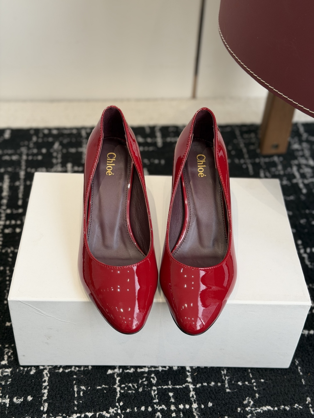 NO:749295,Purchasing agent Chloe 26ss spring and summer new stiletto Mary Jane shoes. This newly designed MARCIE ballet shoe is made of custom calf patent leather. The Mary Jane silhouette and almond-shaped toe show Parisian style. The upper is decorated with gold micro MARCIE buckle details. The buckle engraved with CHLO adds a signature style to these comfortable flat ballet shoes. The inner lambskin material is light and soft, and the T-strap design modifies the foot shape. It can be paired with a dress.  Pants are available, heel height 6cm, Size 35-41 (40-41 made to order, non-refundable), shoes, chloe, loewe, mary jane, skirts, sheepskin19860909代购级 Chloe蔻依 26ss 春夏新款 细跟 玛丽珍单鞋 这款焕新设计的MARCIE芭蕾鞋采用 定制小牛漆皮 ,玛丽珍廓形和杏仁形鞋头展现巴黎风情.鞋面上饰有金色微型MARCIE搭扣细节.镌刻CHLO字样的搭扣为这款舒适的平底芭蕾鞋 添标志性格调 内里小羊皮材质轻盈柔软、丁字带设计修饰脚型哦,搭配连衣裙 裤装都很可 跟高6cm Size35-41（40 41订做不退换）,单鞋,chloe,loewe,mary jane,skirts,sheepskin,Women's Shoes