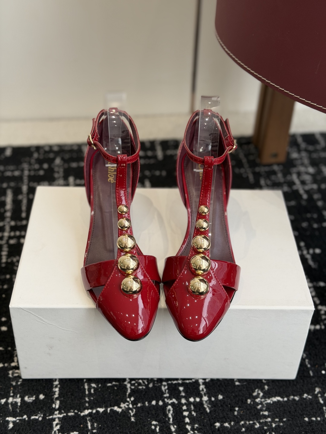 NO:749285,Purchasing agent Chloe 26ss spring and summer new wedge heel stiletto Mary Jane sandals single shoes. This newly designed MARCIE ballet shoes are made of custom calf patent leather. The Mary Jane silhouette and almond-shaped toe show Parisian style. The upper is decorated with gold micro MARCIE buckle details. The buckle engraved with CHLO words adds a signature tone to this comfortable ballet shoes.  The inner lambskin material is light and soft, and the T-strap design modifies the shape of the feet. It can be paired with dresses and trousers. High wedge heels 2.5cm, slender heels 6cm, Size 35-41 (40 41 customized, non-refundable), sandals, chloe, loewe, sandals, mary jane, skirts, sheepskin19860909代购级 Chloe蔻依 26ss 春夏新款 坡跟 细跟 玛丽珍 凉鞋 单鞋 这款焕新设计的MARCIE芭蕾鞋采用 定制小牛漆皮 ,玛丽珍廓形和杏仁形鞋头展现巴黎风情.鞋面上饰有金色微型MARCIE搭扣细节.镌刻CHLO字样的搭扣为这款舒适的 芭蕾鞋 添标志性格调 内里小羊皮材质轻盈柔软、丁字带设计修饰脚型哦,搭配连衣裙 裤装都很可 跟高坡跟2.5cm 细跟6cm Size35-41（40 41订做不退换）,凉鞋,chloe,loewe,sandals,mary jane,skirts,sheepskin,Women's Shoes