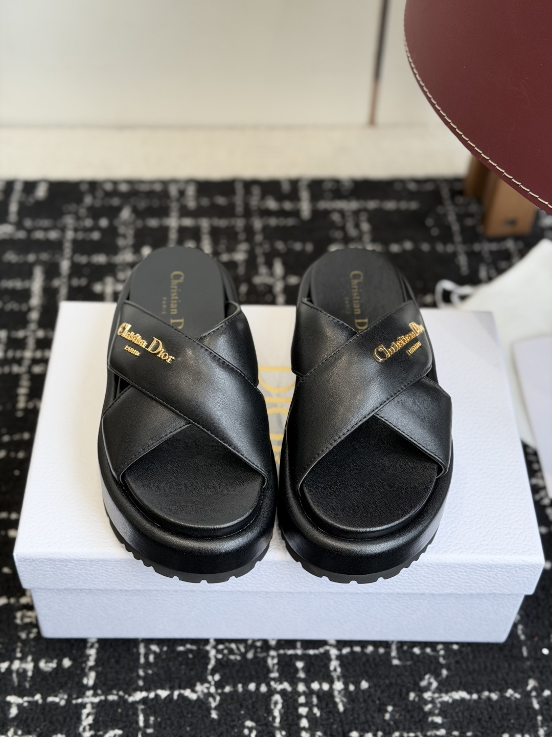 NO:757586,Dior Dior 26 new arrival thick-soled D-shaped cross-strap slippers sandals D's thick-soled slippers, simple and elegant, with custom-made presbyopia on the upper - with a golden 'ChristianDior' logo, full of brand feel. The thick-soled design is taller and more comfortable, suitable for long-term wear. The soles are non-slip, and they are OK for daily outings or vacations! They can be easily worn with skirts and casual pants. They are a must-have item in spring and summer, fashionable and practical, and can easily enhance the texture of your outfit. Size35-41 (40  41 Customized (non-refundable), slippers, dior, dior, dior, sandals, slippers, skirts19860909批 Dior 迪奥 26 new arrival 厚底D字交叉带 拖鞋 凉鞋 D家厚底拖鞋,简约大气,鞋面定制老花面-搭配金色'ChristianDior'标志,品牌感满满 厚底设计增高又舒适,适合长时间穿着.鞋底防滑,日常出街或度假都很OK!裙装休闲裤都能轻松驾驭,春夏季节必备单品,时尚又实用,轻松提升穿搭质感 Size35-41（40 41定做不退换),拖鞋,dior,dior,dior,sandals,slippers,skirts,Women's Shoes