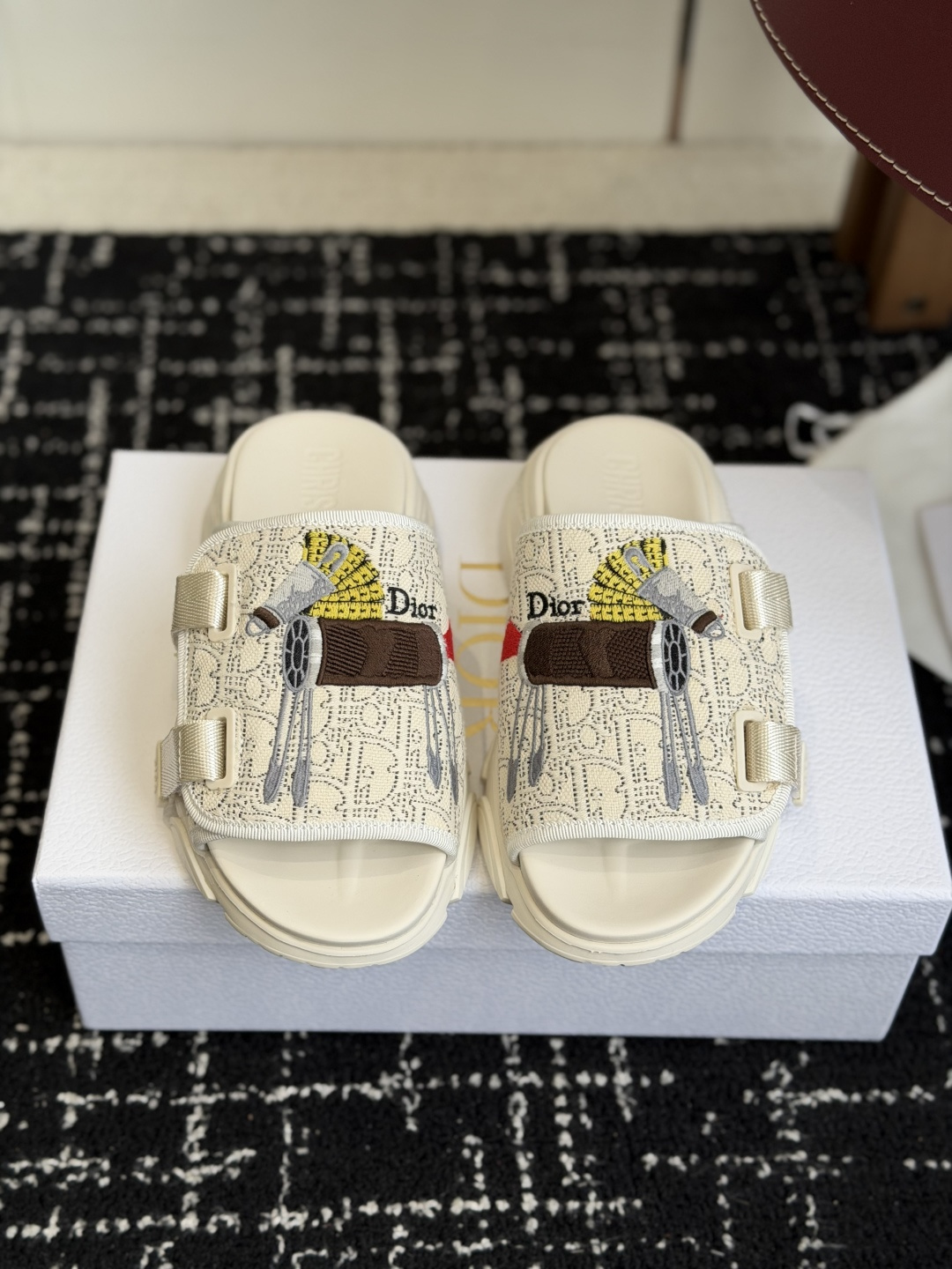 NO:757591,Batch Dior Dior 26 new arrival Thick-soled Slippers D's thick-soled slippers are simple and elegant, with custom-made presbyopia on the upper - with a golden 'ChristianDior' logo, full of brand feel. The thick-soled design is taller and more comfortable, suitable for long-term wear. The soles are non-slip, and they are OK for daily outings or vacations! They can be easily worn with skirts and casual trousers. They are a must-have item in spring and summer. They are fashionable and practical, and can easily enhance the texture of your outfit. Size35-41 (40  41 Customized (no return or exchange), slippers, dior, dior, dior, slippers, skirts19860909批 Dior 迪奥 26 new arrival 厚底 拖鞋  D家厚底拖鞋,简约大气,鞋面定制老花面-搭配金色'ChristianDior'标志,品牌感满满 厚底设计增高又舒适,适合长时间穿着.鞋底防滑,日常出街或度假都很OK!裙装休闲裤都能轻松驾驭,春夏季节必备单品,时尚又实用,轻松提升穿搭质感 Size35-41（40 41定做不退换),拖鞋,dior,dior,dior,slippers,skirts,Women's Shoes