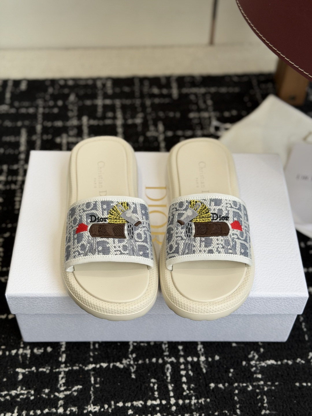 NO:757596,Purchasing agent Dior Dior 26 new arrival Thick-soled beach slippers D's thick-soled slippers are simple and elegant, with custom-made presbyopia on the upper - with a golden 'ChristianDior' logo, full of brand feel. The thick-soled design is taller and more comfortable, suitable for long-term wear. The soles are non-slip, and they are OK for daily outings or vacations! They can be easily worn with skirts and casual trousers. They are a must-have item in spring and summer. They are fashionable and practical, and can easily enhance the quality of your outfit. Size35-41 (40  41 Customized (no return or exchange), slippers, dior, dior, dior, slippers, skirts19860909代购级 Dior 迪奥 26 new arrival 厚底 沙滩 拖鞋  D家厚底拖鞋,简约大气,鞋面定制老花面-搭配金色'ChristianDior'标志,品牌感满满 厚底设计增高又舒适,适合长时间穿着.鞋底防滑,日常出街或度假都很OK!裙装休闲裤都能轻松驾驭,春夏季节必备单品,时尚又实用,轻松提升穿搭质感 Size35-41（40 41定做不退换),拖鞋,dior,dior,dior,slippers,skirts,Women's Shoes