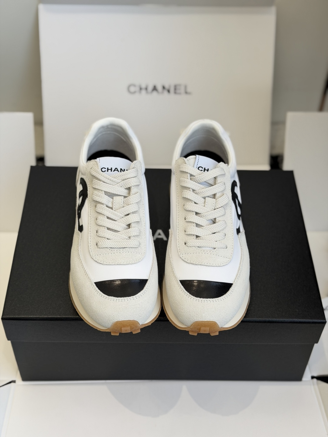 NO:757582,Dongguan purchasing agent grade (official website sync box packaging) Chanel Chanel Xiaoxiang 26P Panda color casual sports shoes running shoes original purchase and development production Xiaoxiang C Home counter another super hot style, the love of Internet celebrity bloggers and ladies, various praises on social platforms, super popular, high quality, breathable and super spring and summer, seeing this issue always arouses the inner desire of fashionable girls. Latest suede material, classic black and white color matching  Full of fashionable feeling on the feet, easy to take care of, exquisite packaging at the delivery counter. Fabric: Original custom imported first-layer cowhide. Customized imported sheepskin/mesh lining. Original molded anti-slip rubber sole. Sole thickness 3.5CM. Size: 35-40 (40 custom made, non-returnable), casual shoes/sports shoes, chanel, chanel, chanel, sneakers, cowhide, sheepskin, chamois leather.19860909东莞代购级（官网同步盒包装） Chanel香奈儿 小香26P 熊猫配色 休闲 运动鞋 跑步鞋 原版购入开发 做货 小香 C家 专柜又一超级大爆款,网红博主小姐姐们的挚爱,社交平台的各种夸赞,人气超高质感透气超级春夏,看到这期总能唤起少女内心对时髦的诉求 最新麂皮材质 经典黑白配色 上脚时髦感十足 容易打理 配送专柜精美包装 面料:原版定制进口头层牛皮 内里定制进口羊皮/网里 鞋底原版开模防滑橡胶材质 底厚3.5CM Size : 35-40（40订做不退换）,休闲鞋/运动鞋,chanel,chanel,chanel,sneakers,cowhide,sheepskin,chamois leather,Women's Shoes