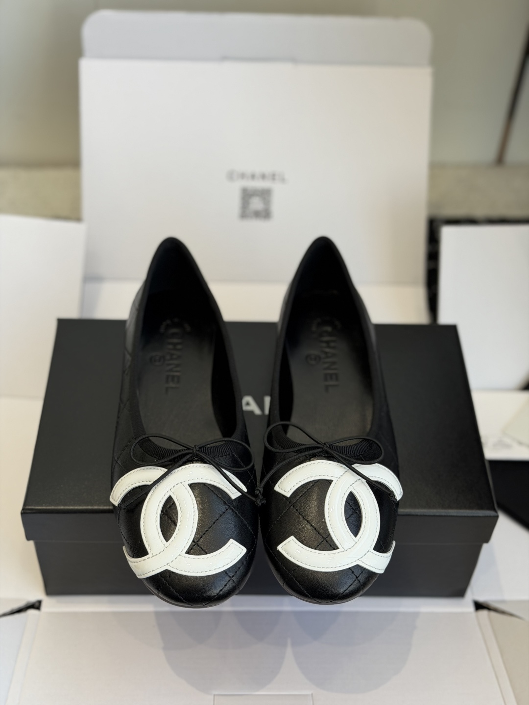 NO:760598,Dongguan purchasing agent grade (official website synchronization box packaging) Chanel 26ss spring and summer series of retro ballet shoes are coming. The very popular large double C design is hand stitched, which is very time-consuming and labor-intensive. The unique outsole double spelling method. The rose red bottom sticker allows you to reveal the highlights inadvertently. The outsole thread will never come off. It is firm and permanent retro, which is a classic and rich C flavor that will be spread forever. The fabric is imported mixed-breed lambskin.  Suede lining outsole, exclusive open-molded Tpu sole fitted with Tpu printed Chanel gasket, ABS painted heel Size #35-40 (40 orders made, non-returnable), single shoes, chanel, sheepskin19860909东莞代购级（官网同步盒包装） Chanel 26ss 春夏系列芭蕾舞鞋复古款来袭 非常火的大双C设计手工车线非常耗时耗力 独特大底双拼做法 玫红色底贴让你不经意露出亮点大底车线永不脱底牢固永久复古就是经典浓郁C味永久流传 面料进口混种小羊皮 内里小山羊皮大底独家开模Tpu鞋底贴合Tpu印刷Chanel垫片,ABS烤漆鞋跟 Size#35-40（40订做不退换）,单鞋,chanel,sheepskin,Women's Shoes